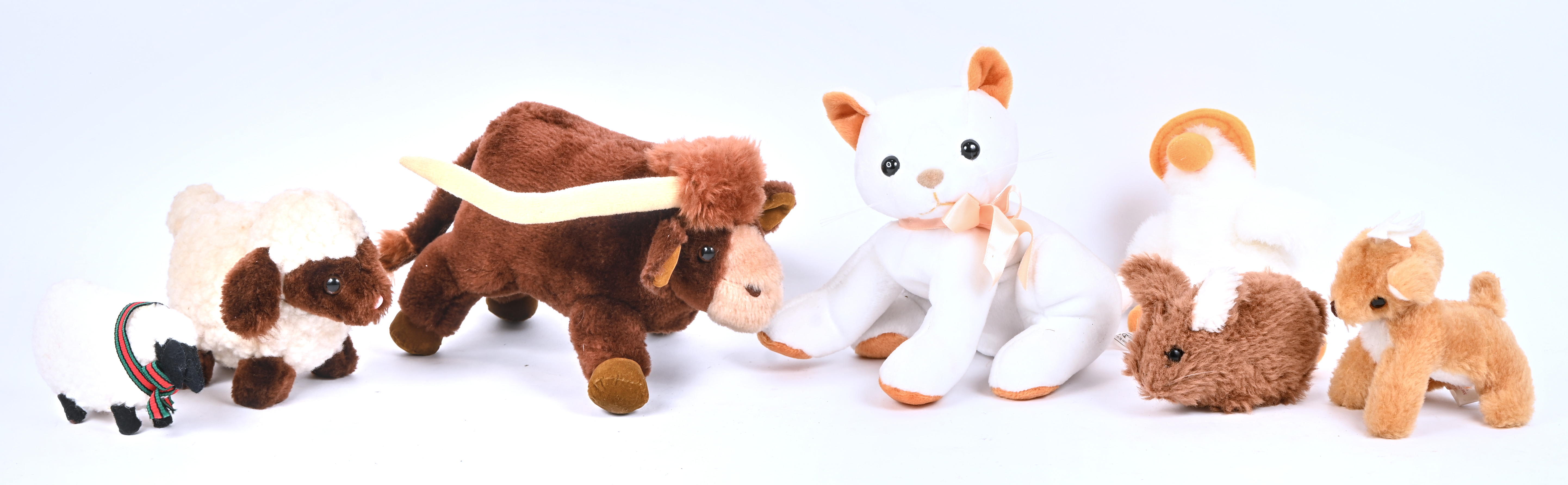 Zeven dierenknuffels, verschillende merken en afmetingen. 2 schapen, ‘Russ berrie & Co.’ en merkloos, een kat, ‘Hill’s Pet Products’, een eend, ‘Merison Retail’, een konijn, merkloos, een rendier, ‘Kamar’ en een buffel, ‘Russ Berrie & Co.’ Zeven dierenknuffels, verschillende merken en afmetingen. 2 schapen, ‘Russ berrie & Co.’ en merkloos, een kat, ‘Hill’s Pet Products’, een eend, ‘Merison Retail’, een konijn, merkloos, een rendier, ‘Kamar’ en een buffel, ‘Russ Berrie & Co.’.