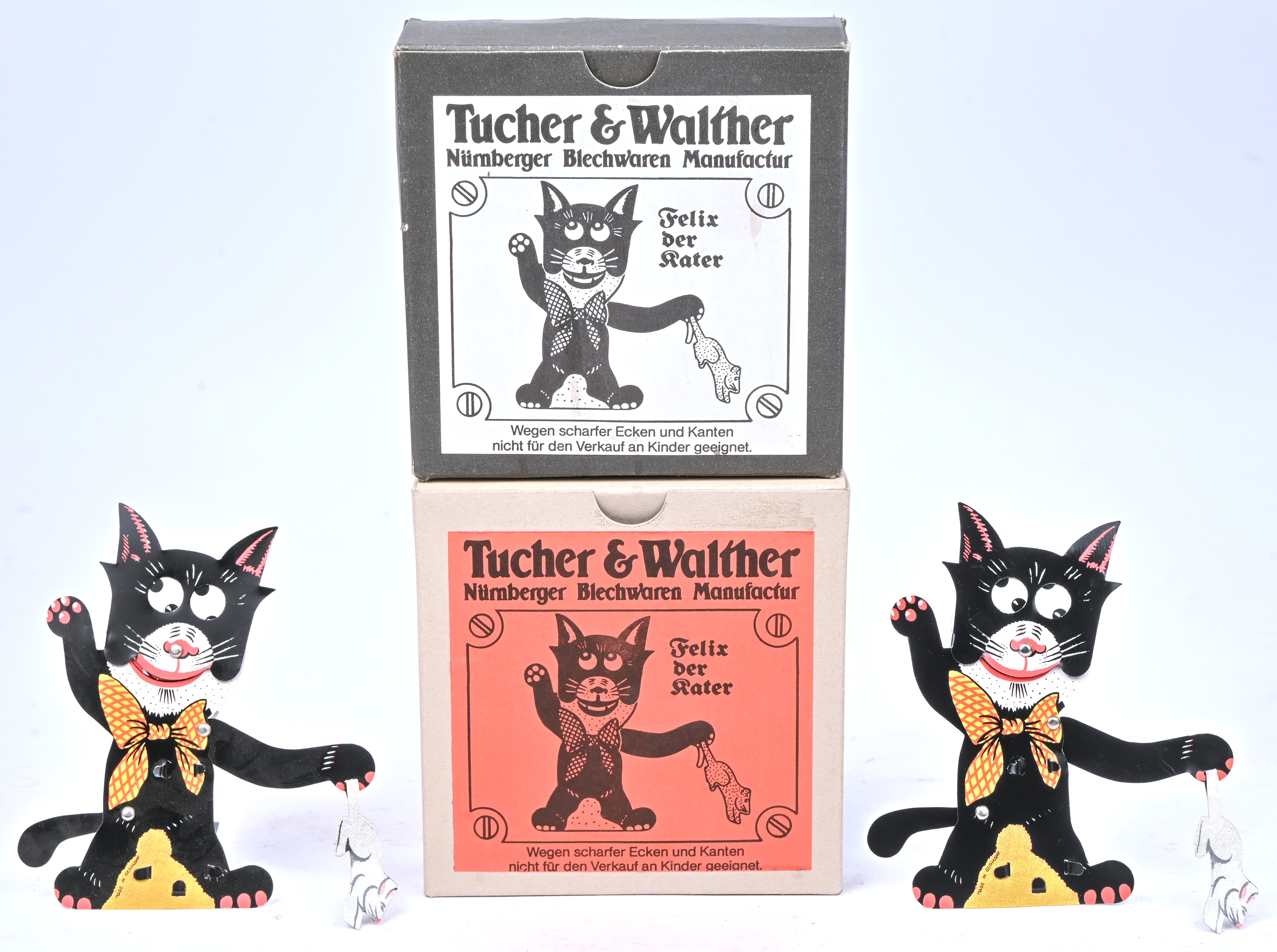 ‘Felix der kater’, twee identieke blikken speeltjes, reproductie naar oud model. Met OVP ‘Felix der kater’, twee identieke blikken speeltjes, reproductie naar oud model. Met OVP.