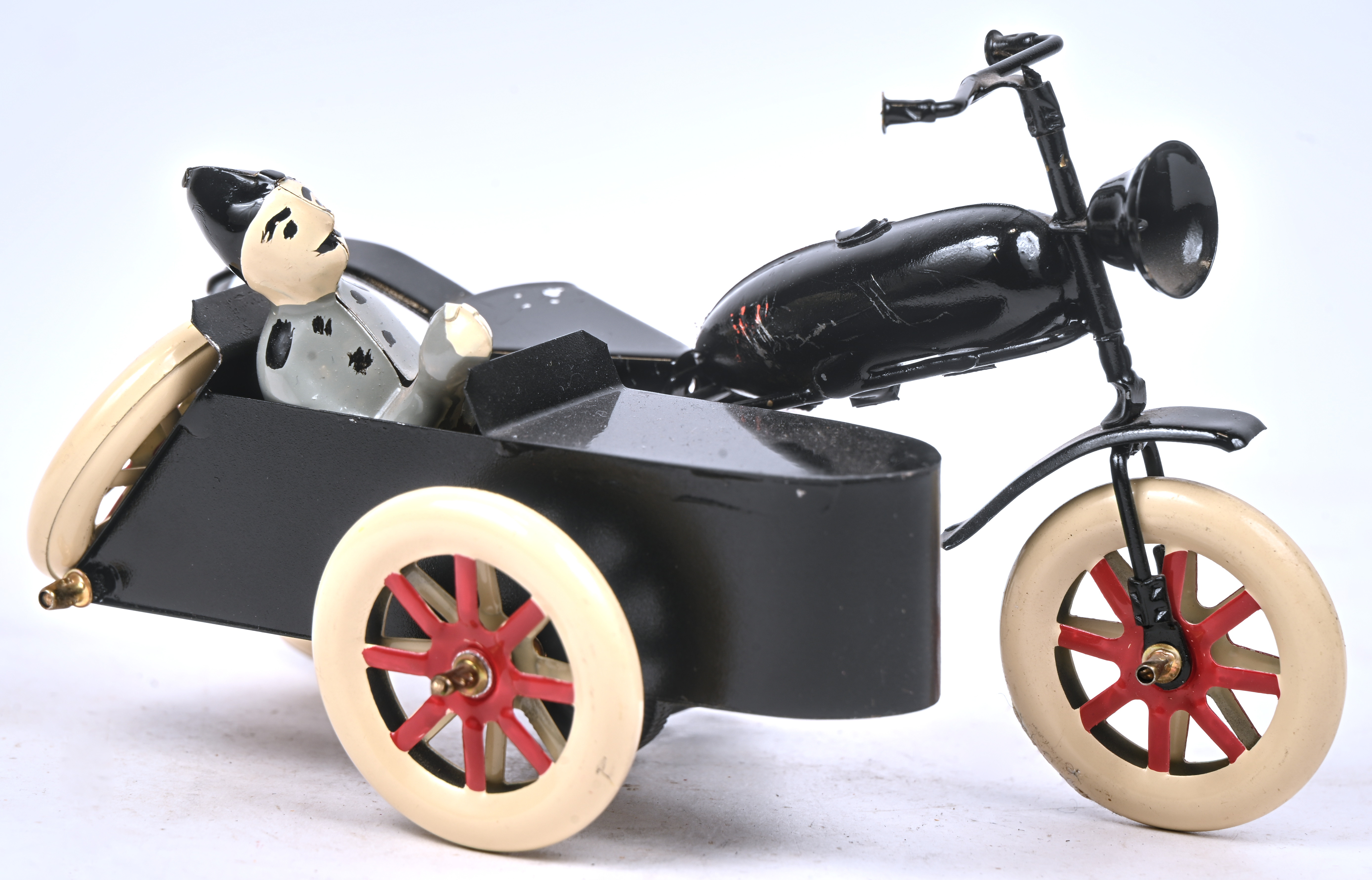 ‘Motorrad mit Seitenwagen’, model T-161. Nr 175 uit een oplage van 200 exemplaren. Met OVP. Opwindbaar ‘Motorrad mit Seitenwagen’, model T-161. Nr 175 uit een oplage van 200 exemplaren. Met OVP. Opwindbaar.