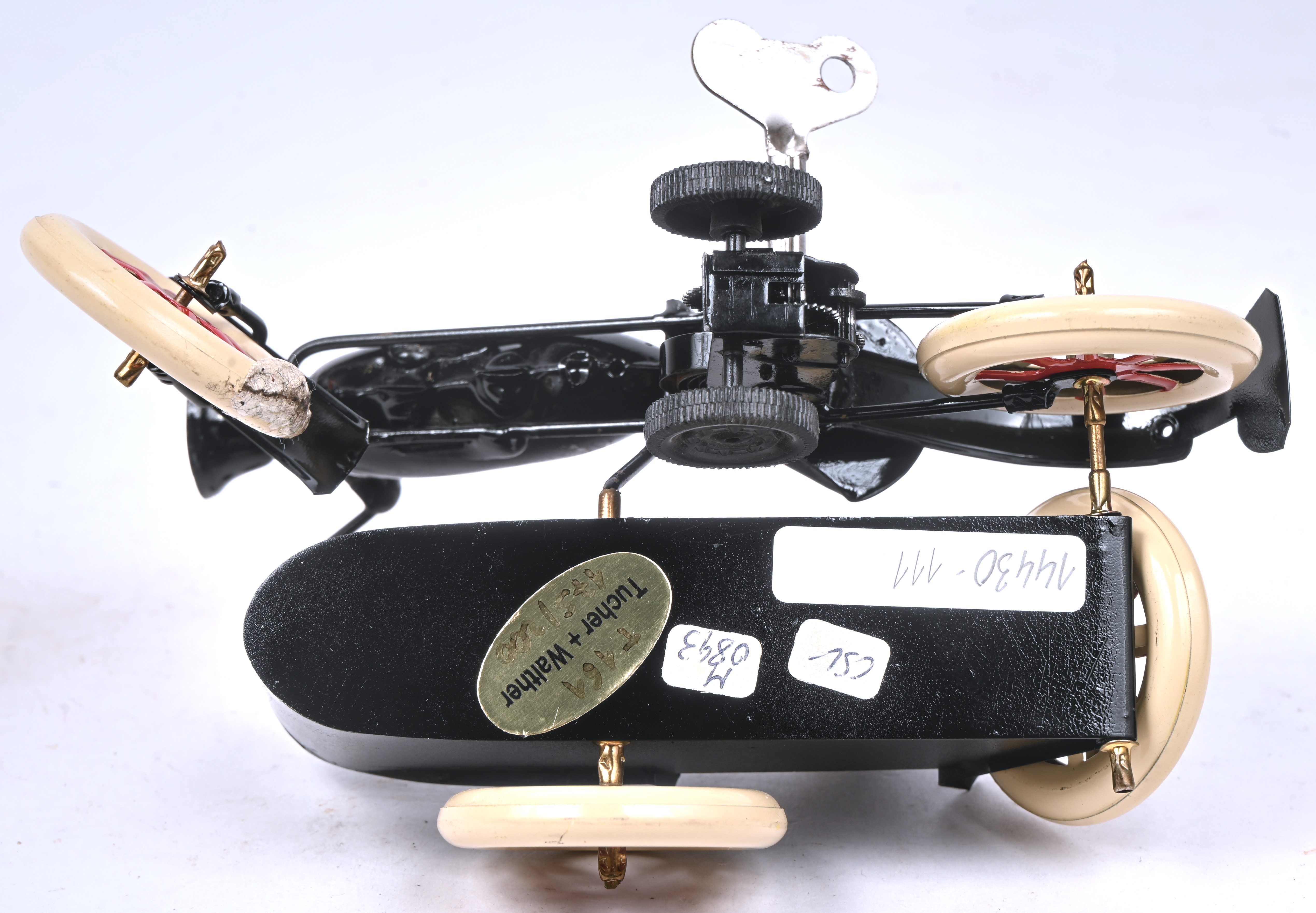 ‘Motorrad mit Seitenwagen’, model T-161. Nr 175 uit een oplage van 200 exemplaren. Met OVP. Opwindbaar ‘Motorrad mit Seitenwagen’, model T-161. Nr 175 uit een oplage van 200 exemplaren. Met OVP. Opwindbaar.