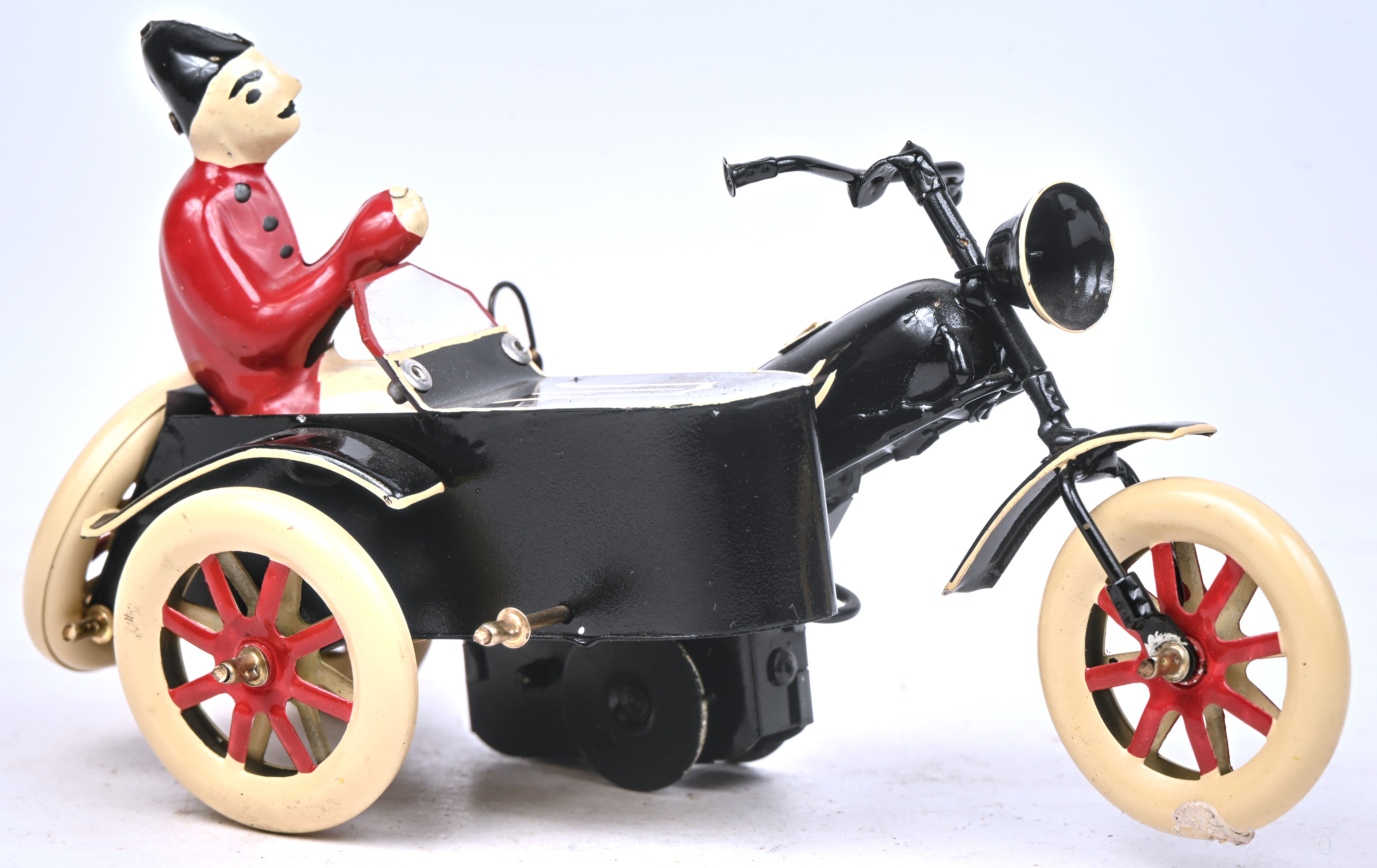 ‘Motorrad mit Beiwagen (schwarz)’, model T-186. Nr 84 uit een oplage van 250 exemplaren. Met OVP. Opwindbaar ‘Motorrad mit Beiwagen (schwarz)’, model T-186. Nr 84 uit een oplage van 250 exemplaren. Met OVP. Opwindbaar.