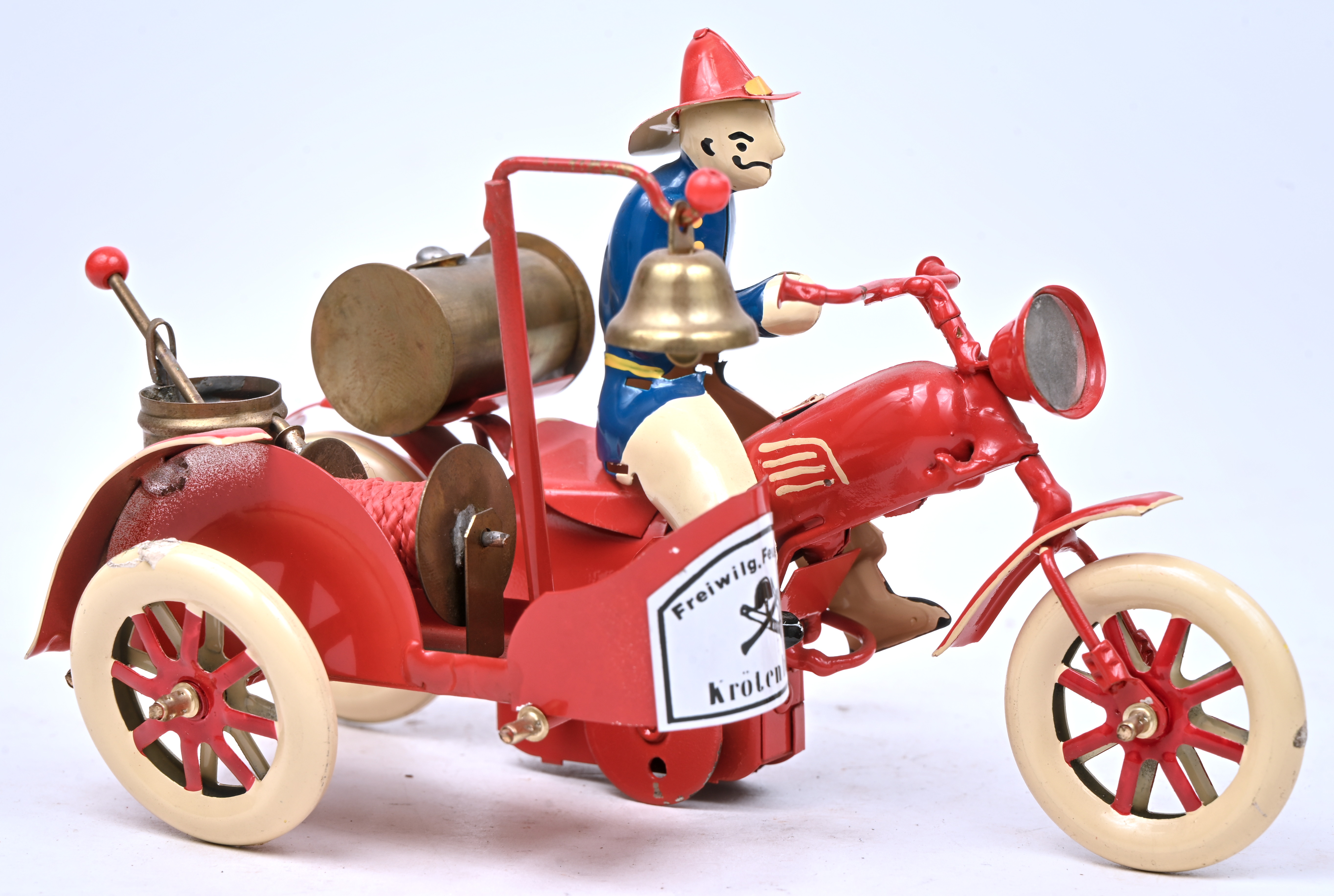 ‘Feuerwehr-Motorrad’, model T-104. Nr 108 uit een oplage van 500 exemplaren. Met OVP. Opwindbaar ‘Feuerwehr-Motorrad’, model T-104. Nr 108 uit een oplage van 500 exemplaren. Met OVP. Opwindbaar.