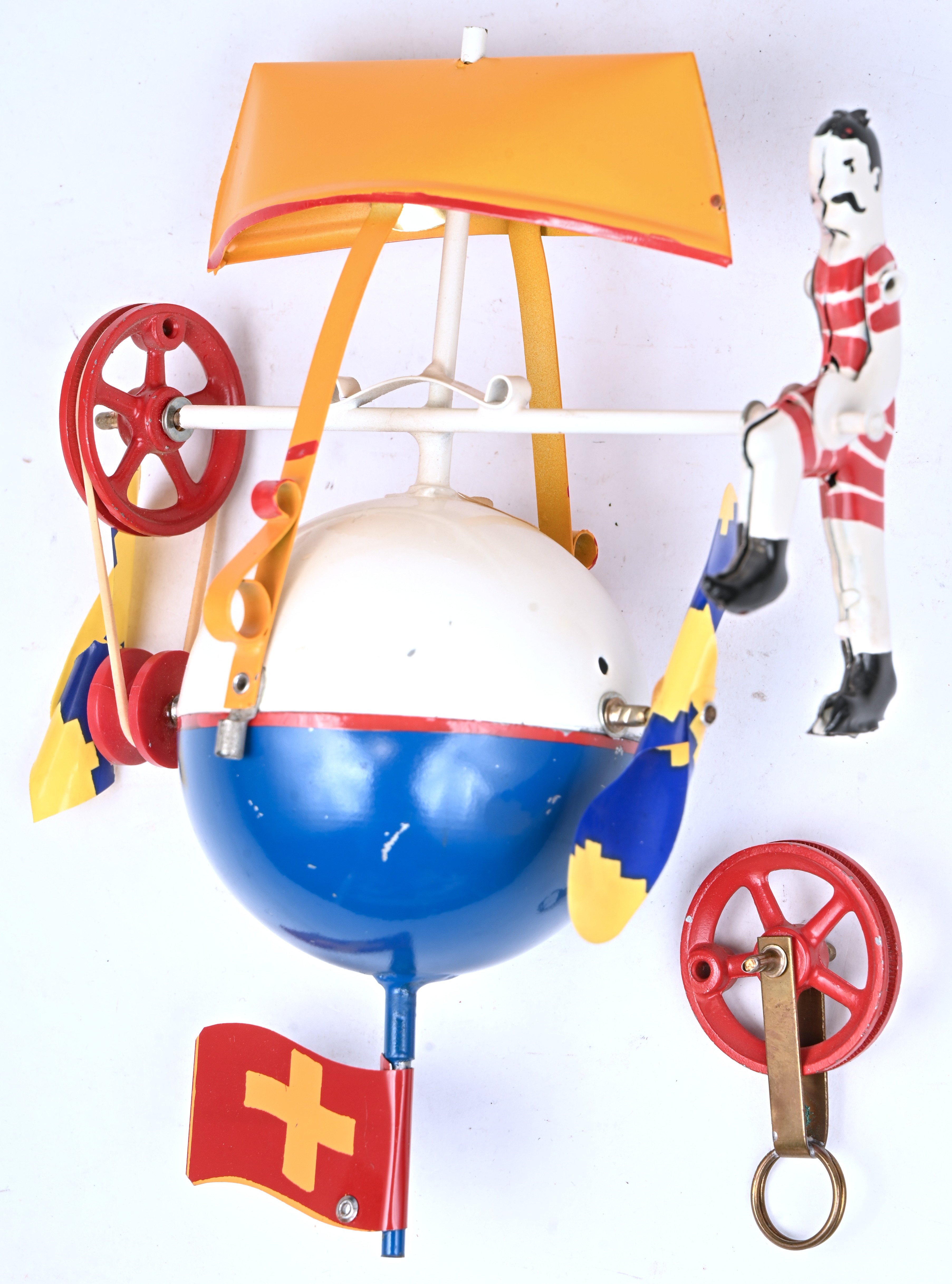 ‘Fesselballon’, model T-203. Nr 173 uit een oplage van 1000 exemplaren. Met het deksel van de OVP. Twee vlaggetjes zijn manco, met schade aan 1 propellor ‘Fesselballon’, model T-203. Nr 173 uit een oplage van 1000 exemplaren. Met het deksel van de OVP. Twee vlaggetjes zijn manco, met schade aan 1 propellor.