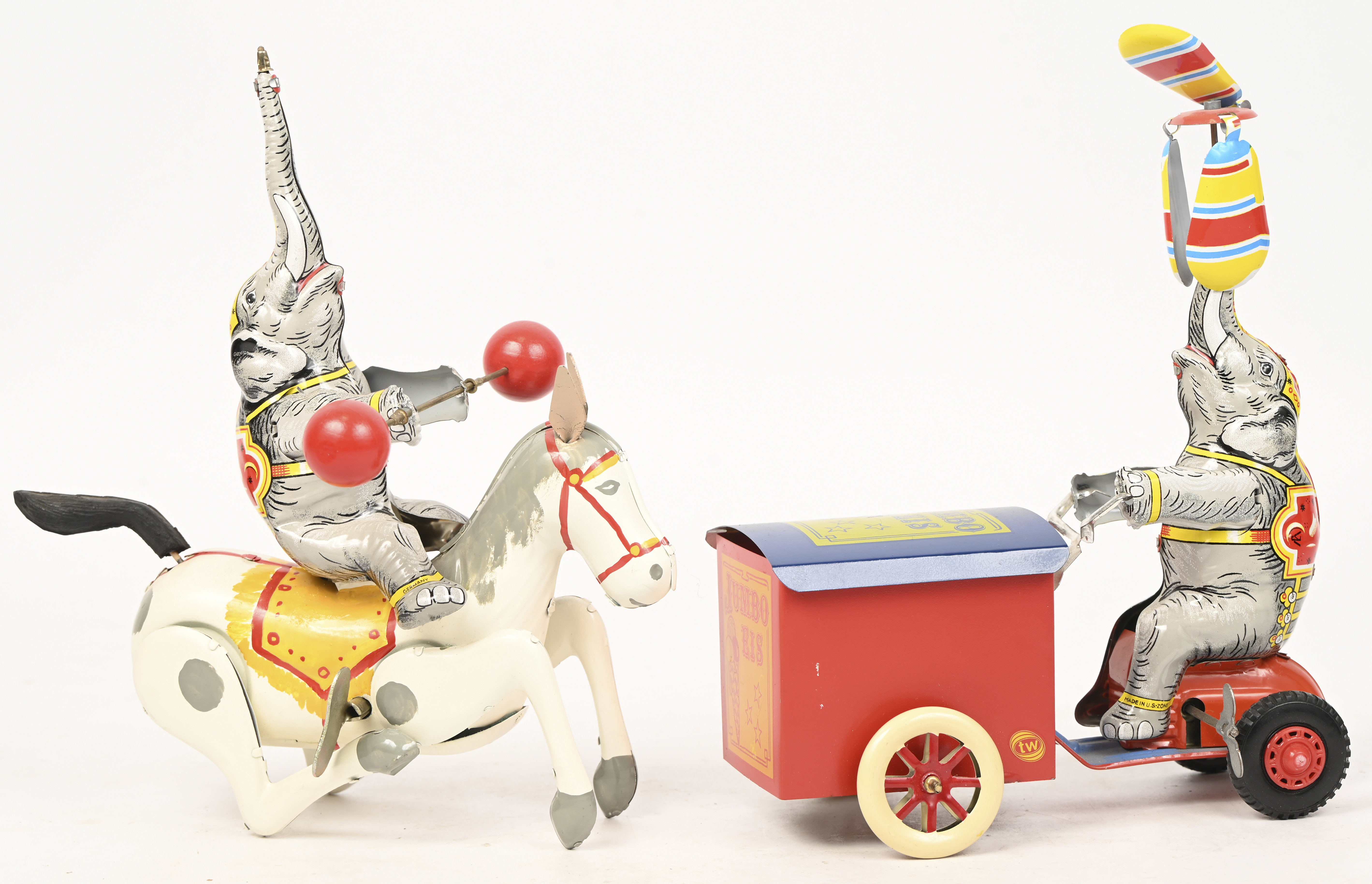 ‘Zirkuspferd mit Elefant’ & ‘Eis-Jumbo’. Model T-165 en T-109. Met deksel van model T-165. Opwindbaar ‘Zirkuspferd mit Elefant’ & ‘Eis-Jumbo’. Model T-165 en T-109. Met deksel van model T-165. Opwindbaar.
