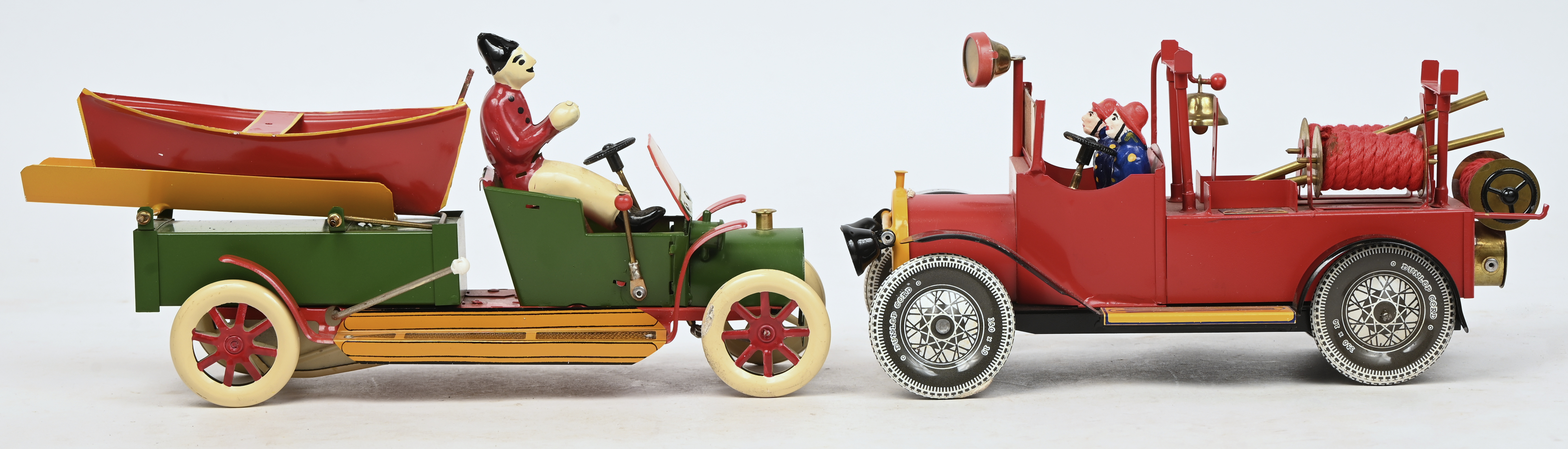 Drie brandweervoertuigen, modellen T-204, T-206 en T-216 en ‘Rettungsfahrzeug "Wasserwacht"’, model T-181. De ladder van model T-216 is manco en enkele figuren hebben schade Drie brandweervoertuigen, modellen T-204, T-206 en T-216 en ‘Rettungsfahrzeug "Wasserwacht"’, model T-181. De ladder van model T-216 is manco en enkele figuren hebben schade.