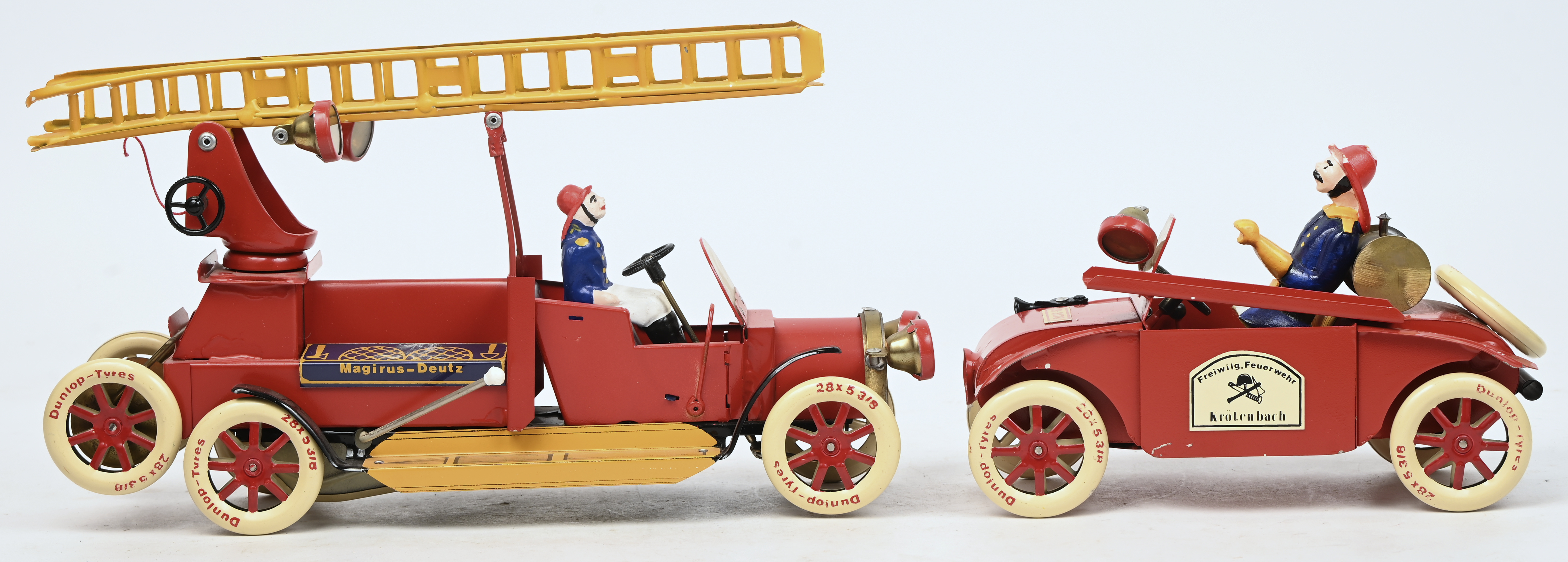 Drie brandweervoertuigen, modellen T-204, T-206 en T-216 en ‘Rettungsfahrzeug "Wasserwacht"’, model T-181. De ladder van model T-216 is manco en enkele figuren hebben schade Drie brandweervoertuigen, modellen T-204, T-206 en T-216 en ‘Rettungsfahrzeug "Wasserwacht"’, model T-181. De ladder van model T-216 is manco en enkele figuren hebben schade.