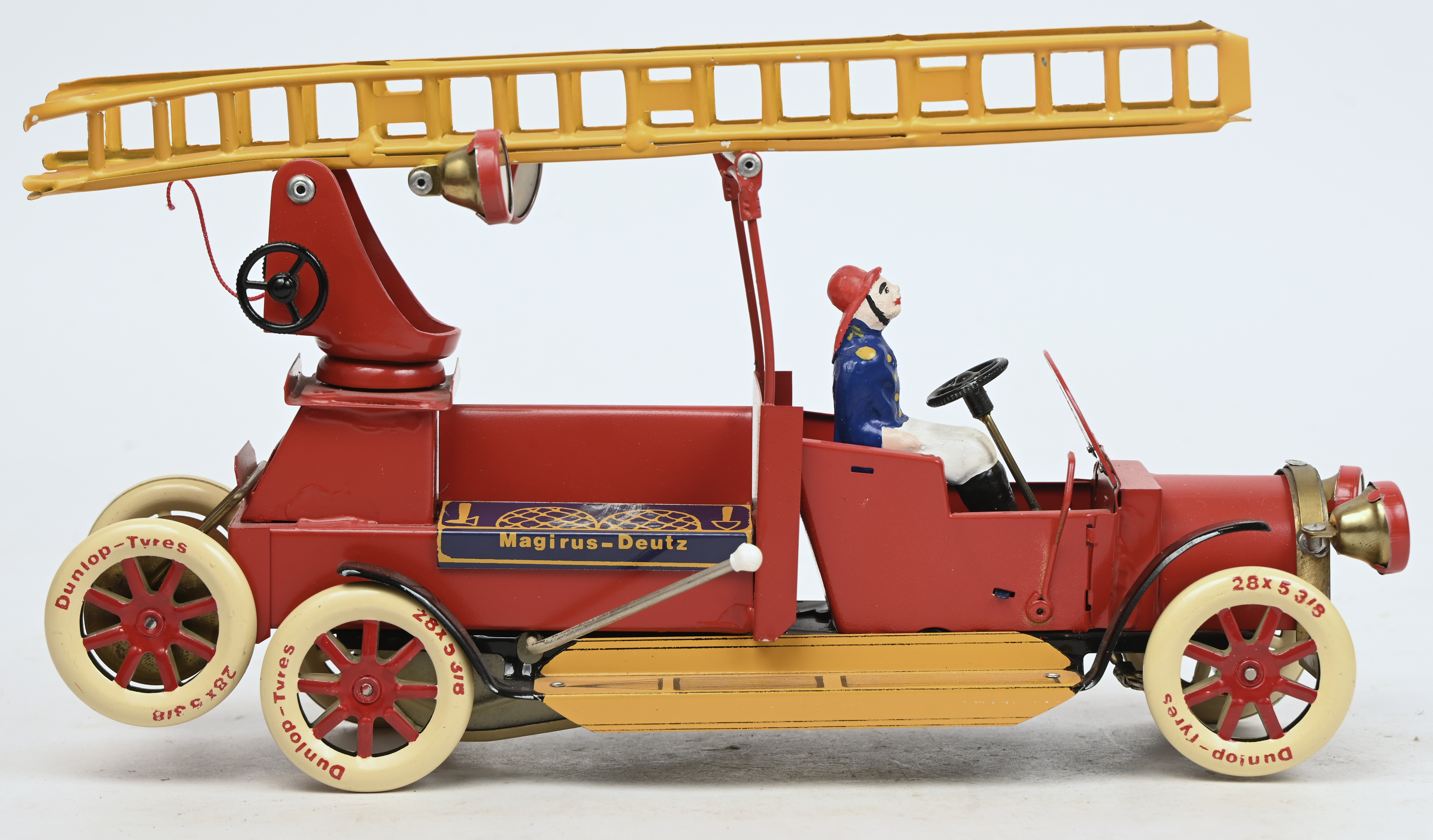 Drie brandweervoertuigen, modellen T-204, T-206 en T-216 en ‘Rettungsfahrzeug "Wasserwacht"’, model T-181. De ladder van model T-216 is manco en enkele figuren hebben schade Drie brandweervoertuigen, modellen T-204, T-206 en T-216 en ‘Rettungsfahrzeug "Wasserwacht"’, model T-181. De ladder van model T-216 is manco en enkele figuren hebben schade.