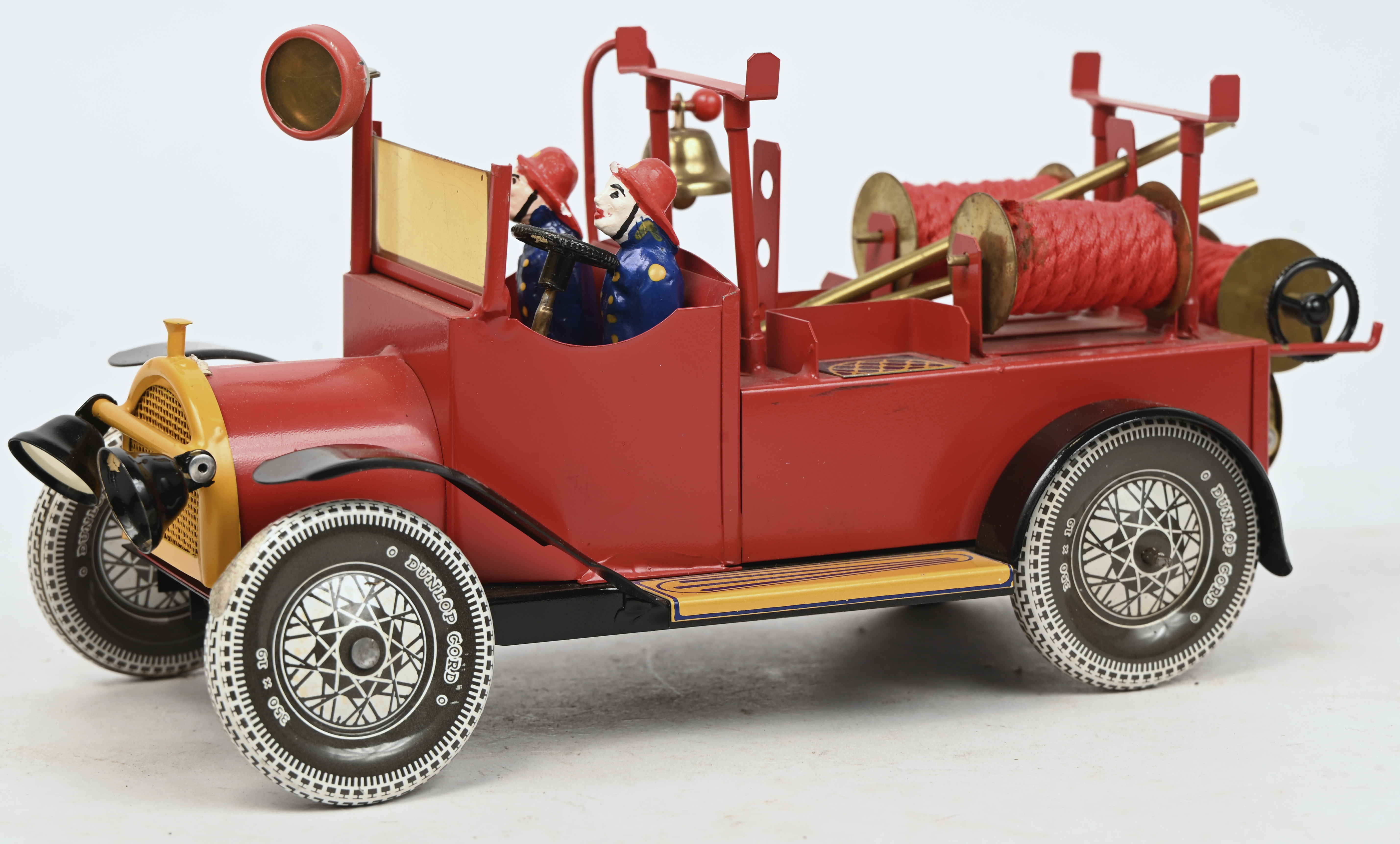 Drie brandweervoertuigen, modellen T-204, T-206 en T-216 en ‘Rettungsfahrzeug "Wasserwacht"’, model T-181. De ladder van model T-216 is manco en enkele figuren hebben schade Drie brandweervoertuigen, modellen T-204, T-206 en T-216 en ‘Rettungsfahrzeug "Wasserwacht"’, model T-181. De ladder van model T-216 is manco en enkele figuren hebben schade.