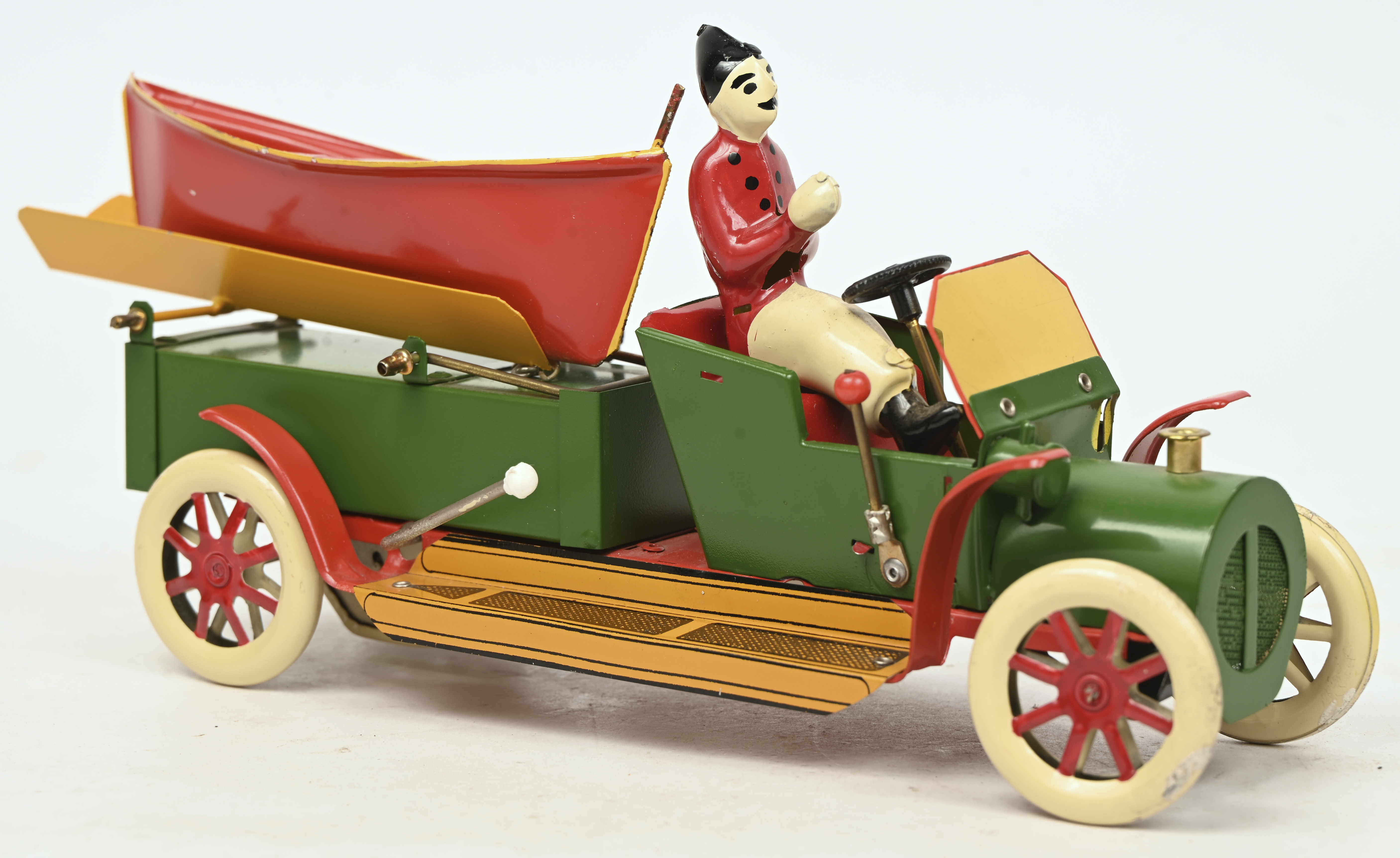 Drie brandweervoertuigen, modellen T-204, T-206 en T-216 en ‘Rettungsfahrzeug "Wasserwacht"’, model T-181. De ladder van model T-216 is manco en enkele figuren hebben schade Drie brandweervoertuigen, modellen T-204, T-206 en T-216 en ‘Rettungsfahrzeug "Wasserwacht"’, model T-181. De ladder van model T-216 is manco en enkele figuren hebben schade.