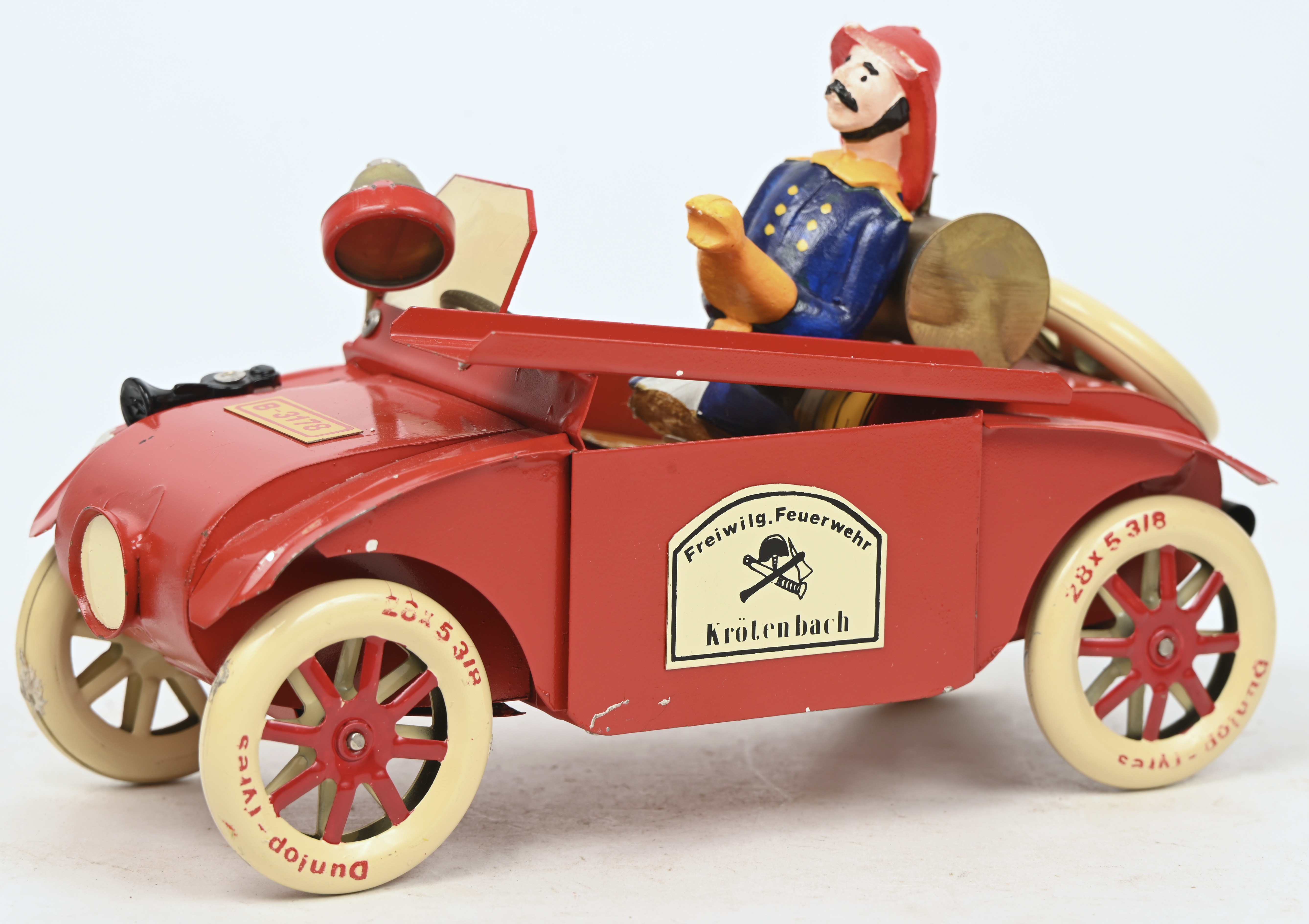 Drie brandweervoertuigen, modellen T-204, T-206 en T-216 en ‘Rettungsfahrzeug "Wasserwacht"’, model T-181. De ladder van model T-216 is manco en enkele figuren hebben schade Drie brandweervoertuigen, modellen T-204, T-206 en T-216 en ‘Rettungsfahrzeug "Wasserwacht"’, model T-181. De ladder van model T-216 is manco en enkele figuren hebben schade.