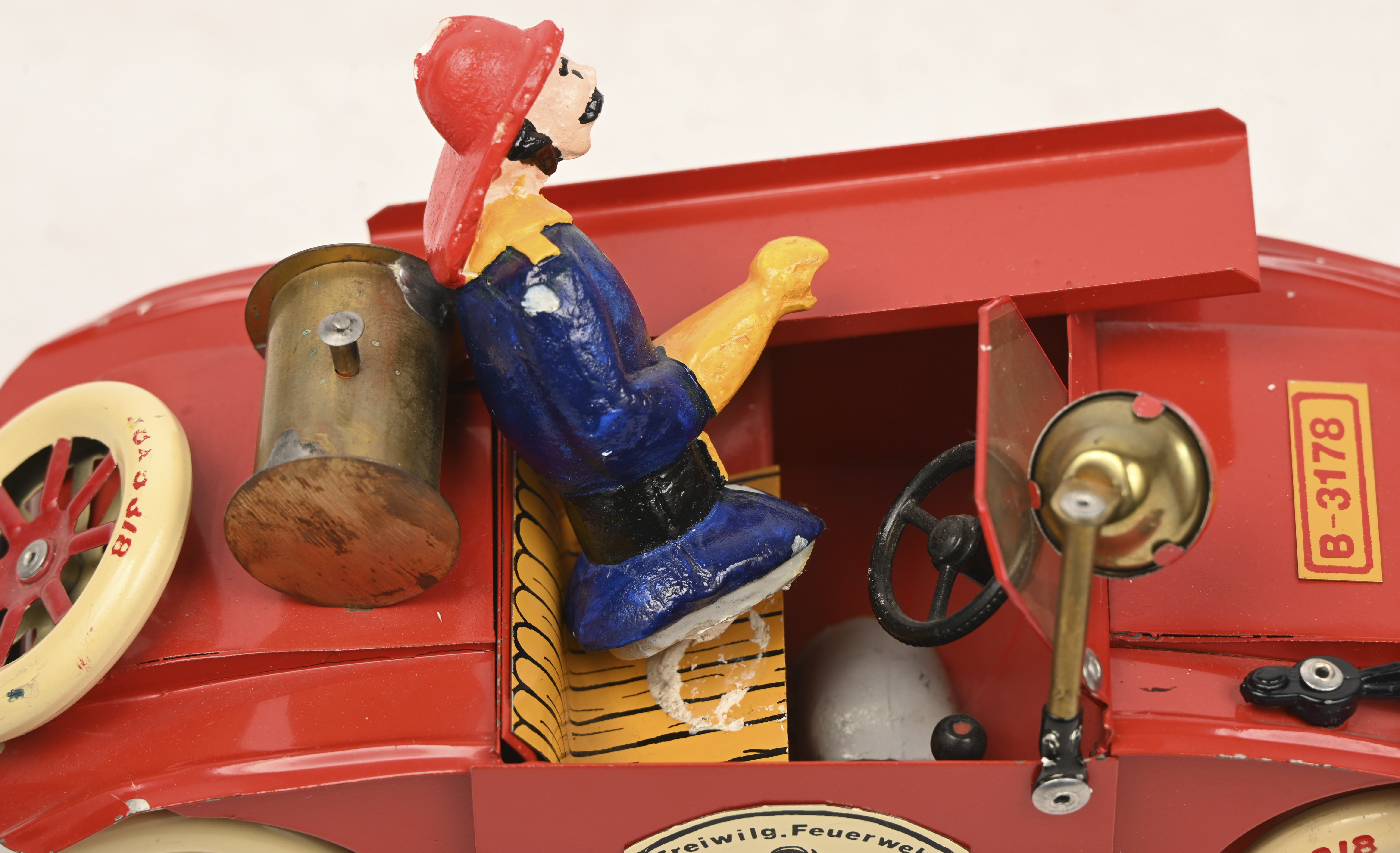 Drie brandweervoertuigen, modellen T-204, T-206 en T-216 en ‘Rettungsfahrzeug "Wasserwacht"’, model T-181. De ladder van model T-216 is manco en enkele figuren hebben schade Drie brandweervoertuigen, modellen T-204, T-206 en T-216 en ‘Rettungsfahrzeug "Wasserwacht"’, model T-181. De ladder van model T-216 is manco en enkele figuren hebben schade.