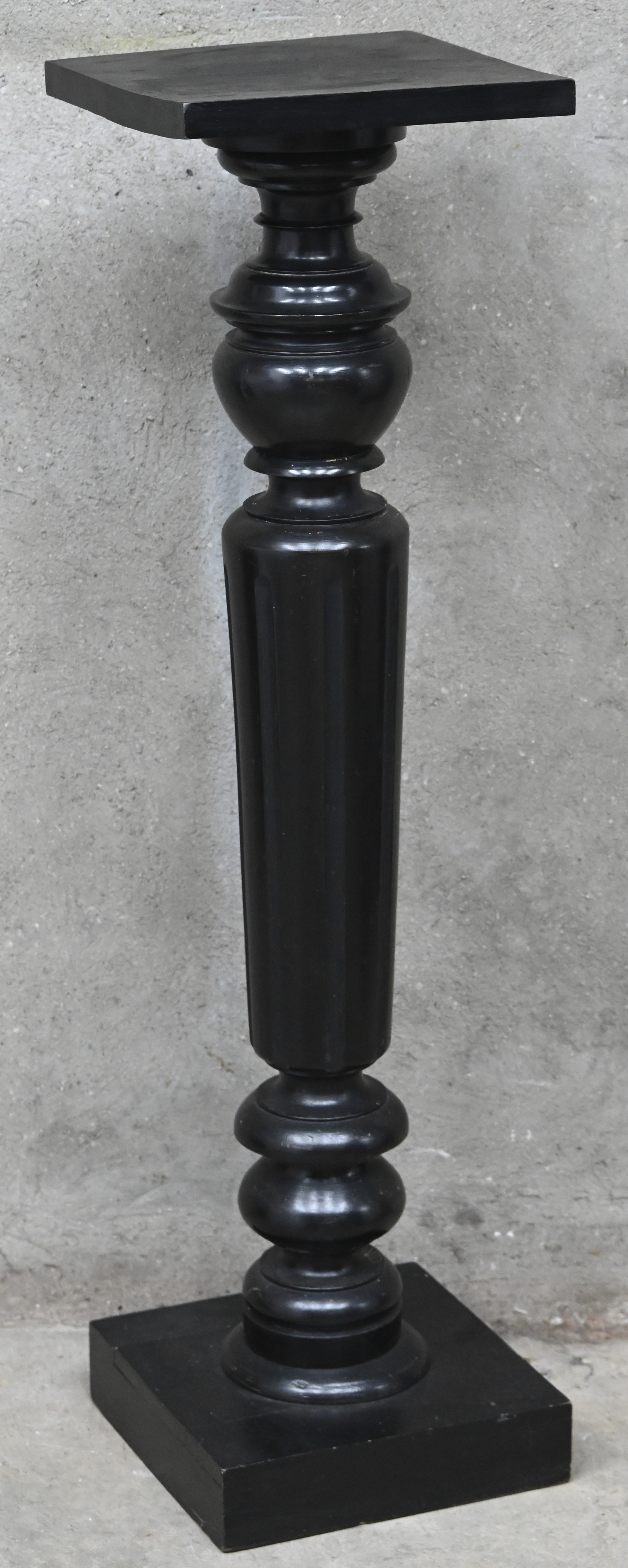 Een zwart geschilderde massief houten zuil Een zwart geschilderde massief houten zuil.