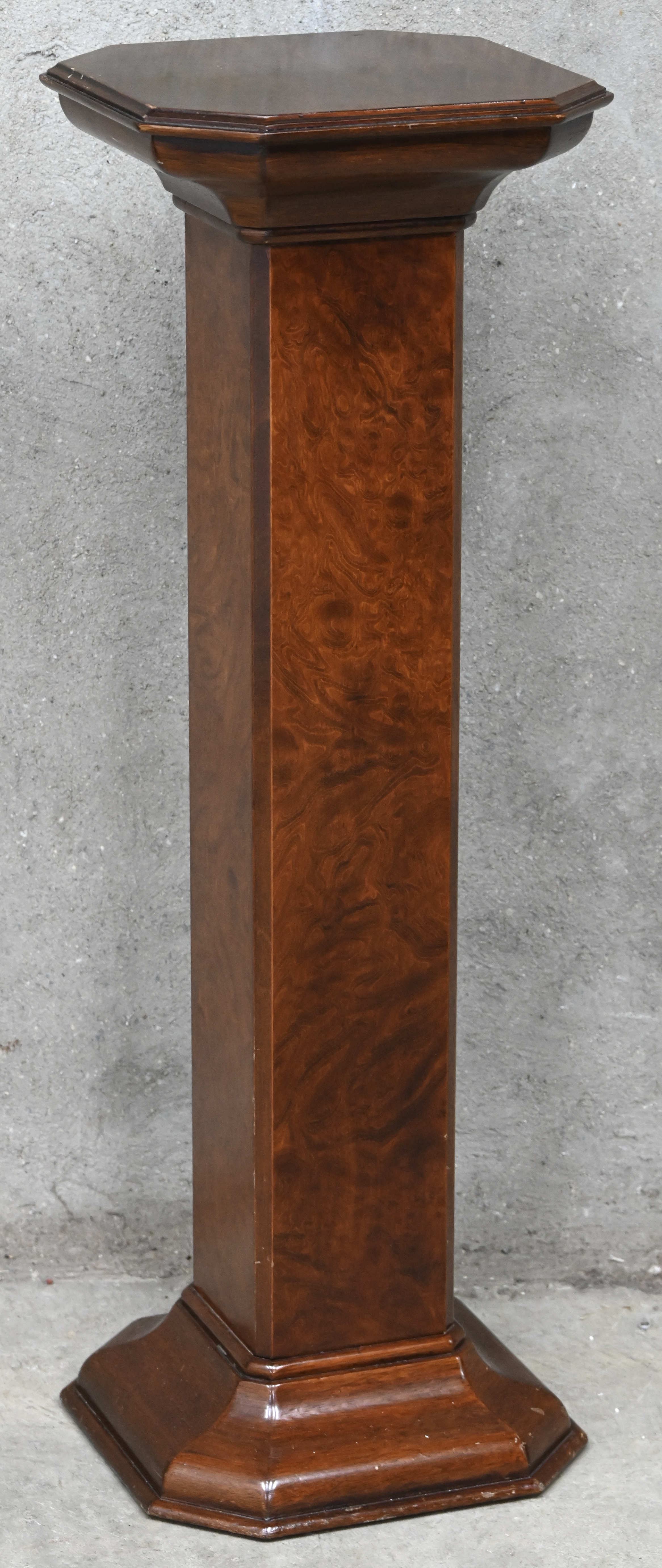 Een houten zuil, diverse houtsoorten Een houten zuil, diverse houtsoorten.