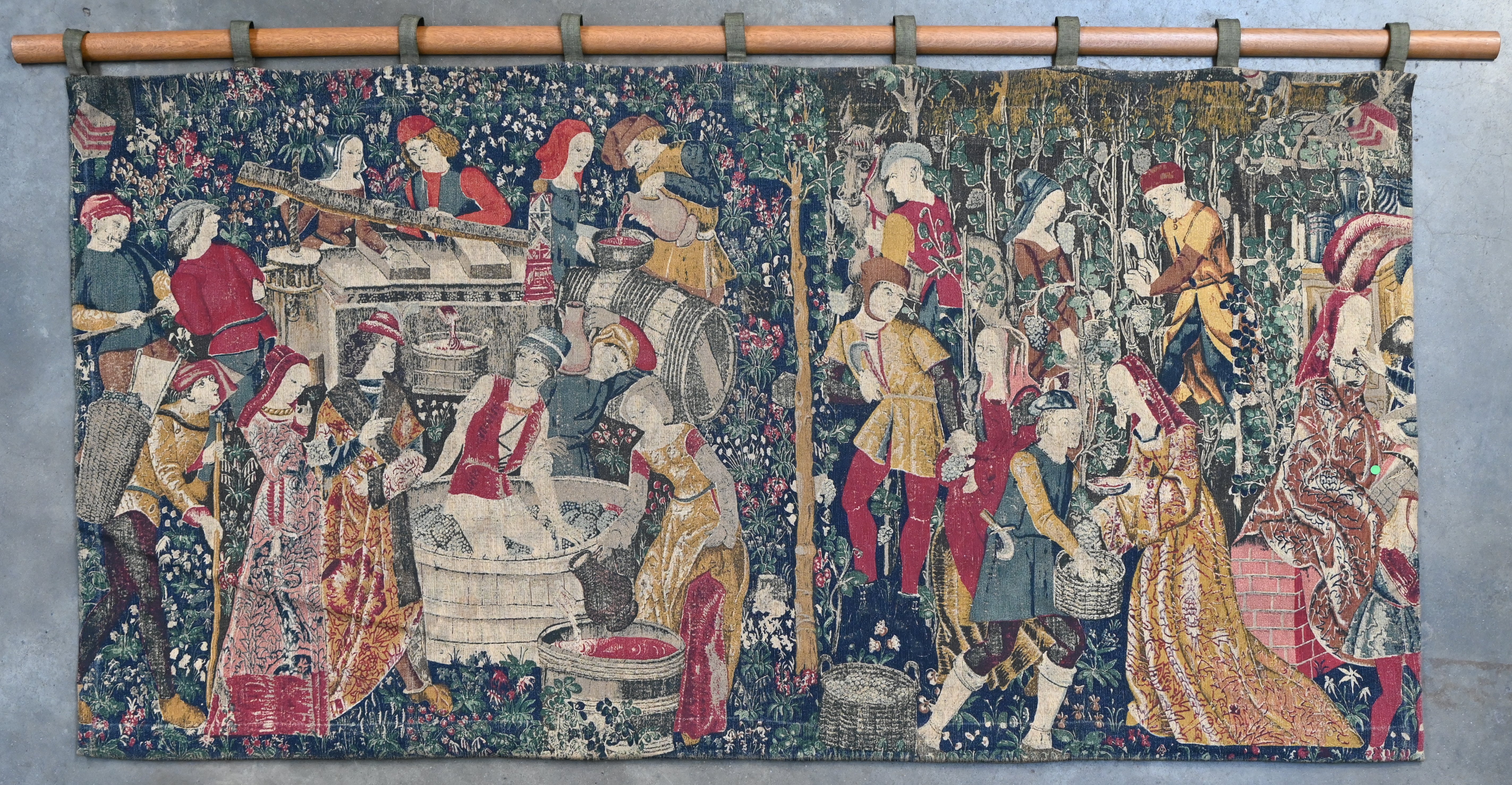 Een wandtapijt met een middeleeuws tafereel, naar de oudheid Een wandtapijt met een middeleeuws tafereel, naar de oudheid.