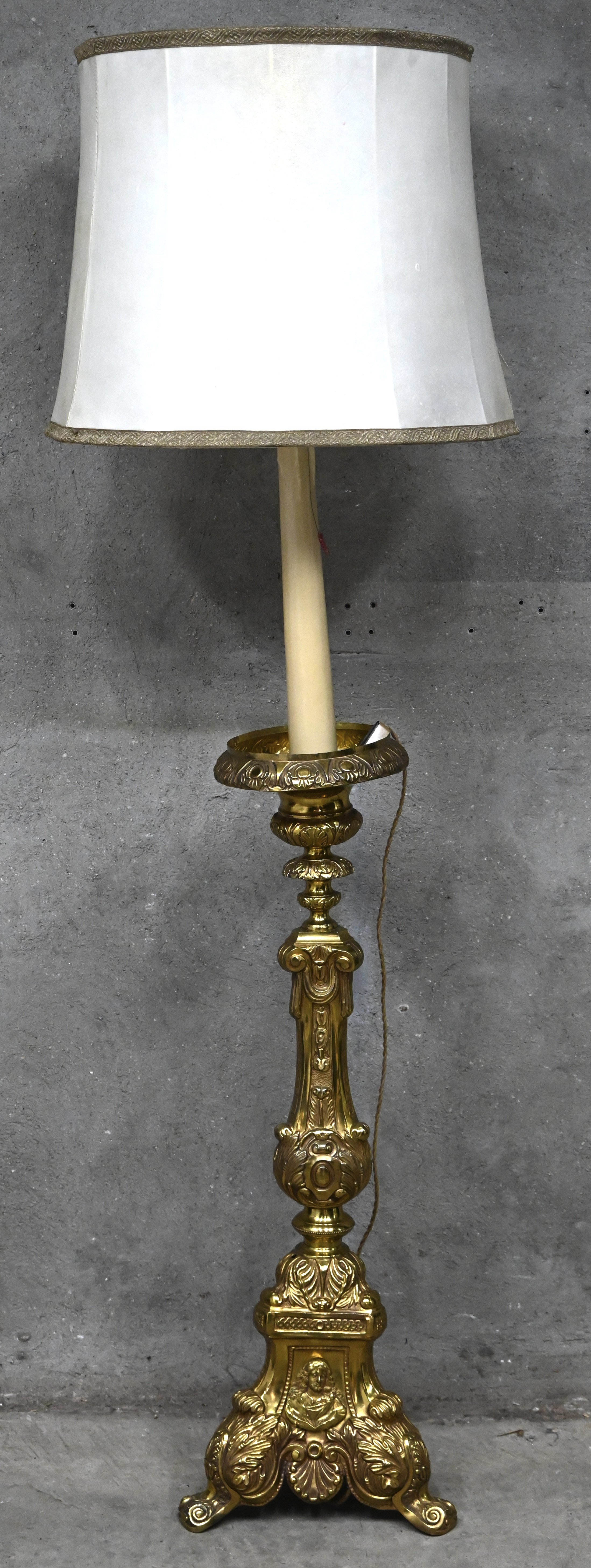 Een staande lamp met gedreven messing voet, kap beschadigd Een staande lamp met gedreven messing voet, kap beschadigd.