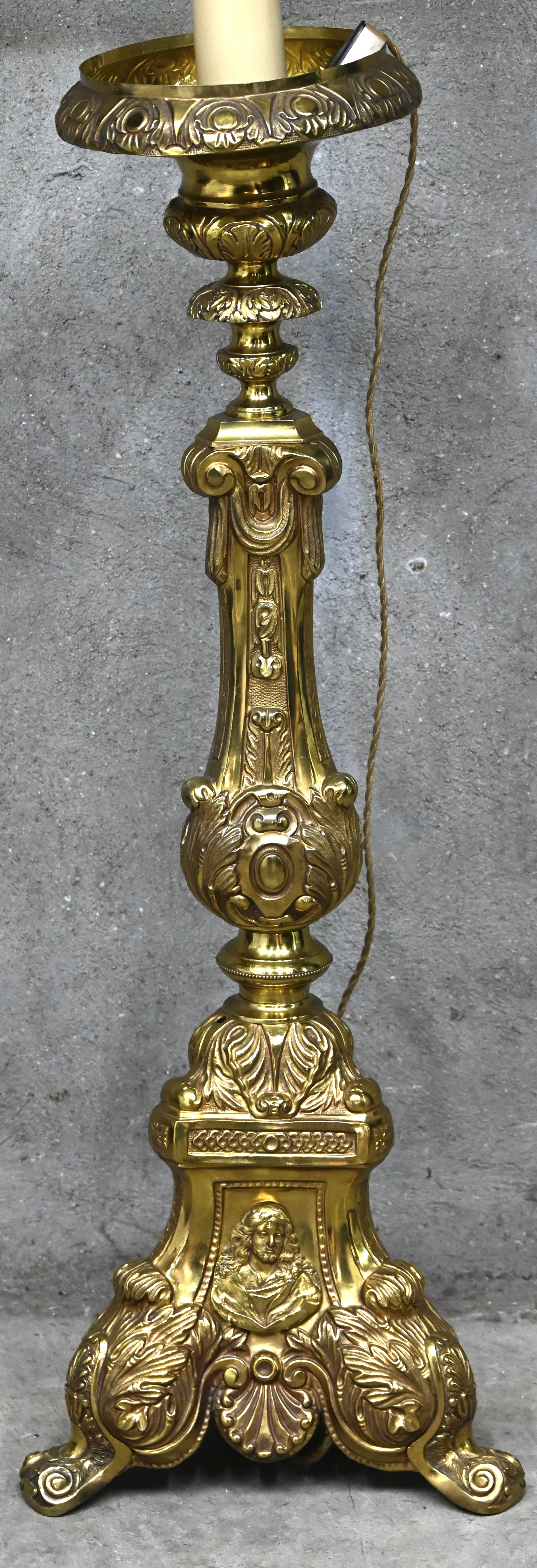 Een staande lamp met gedreven messing voet, kap beschadigd Een staande lamp met gedreven messing voet, kap beschadigd.