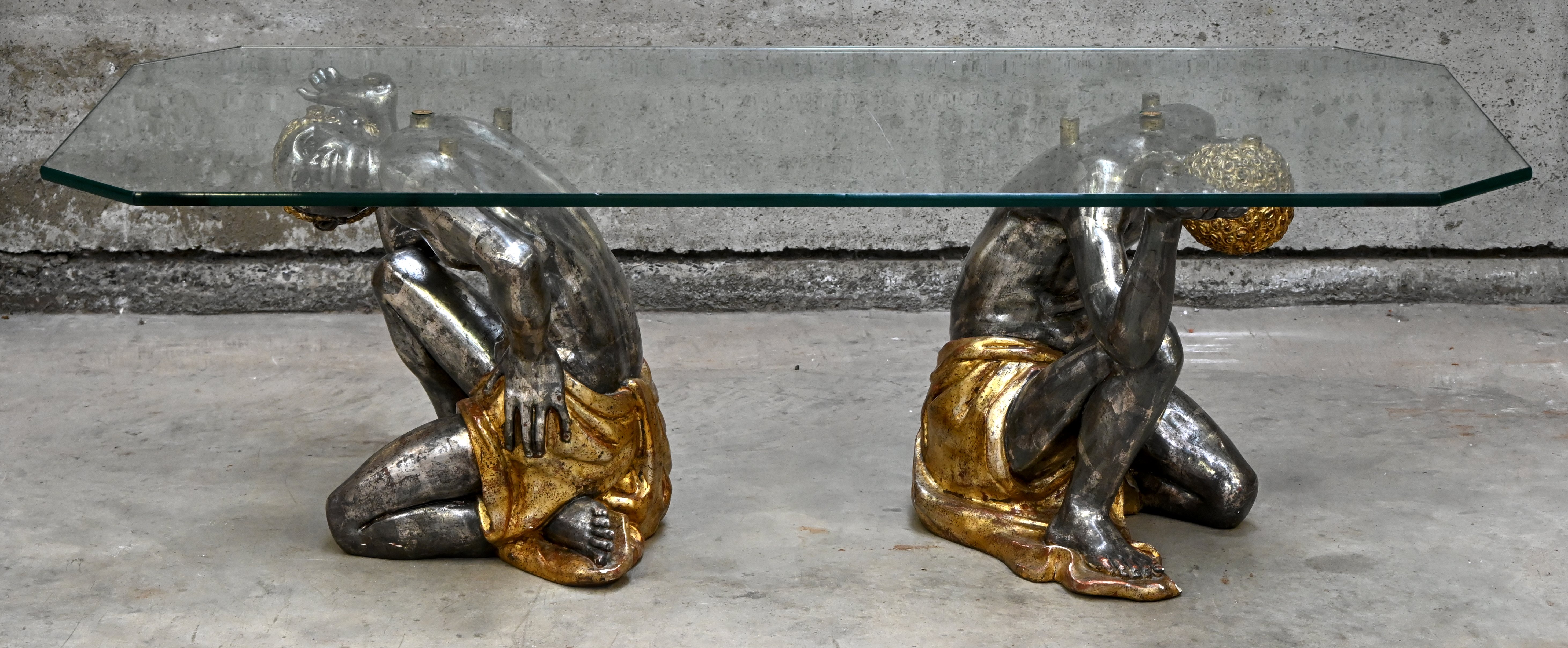 Een salontafel met glazen blad rustend op twee Moorse figuren in kunststof, vermoedelijk Italiaans, circa 1980/90 Een salontafel met glazen blad rustend op twee Moorse figuren in kunststof, vermoedelijk Italiaans, circa 1980/90.