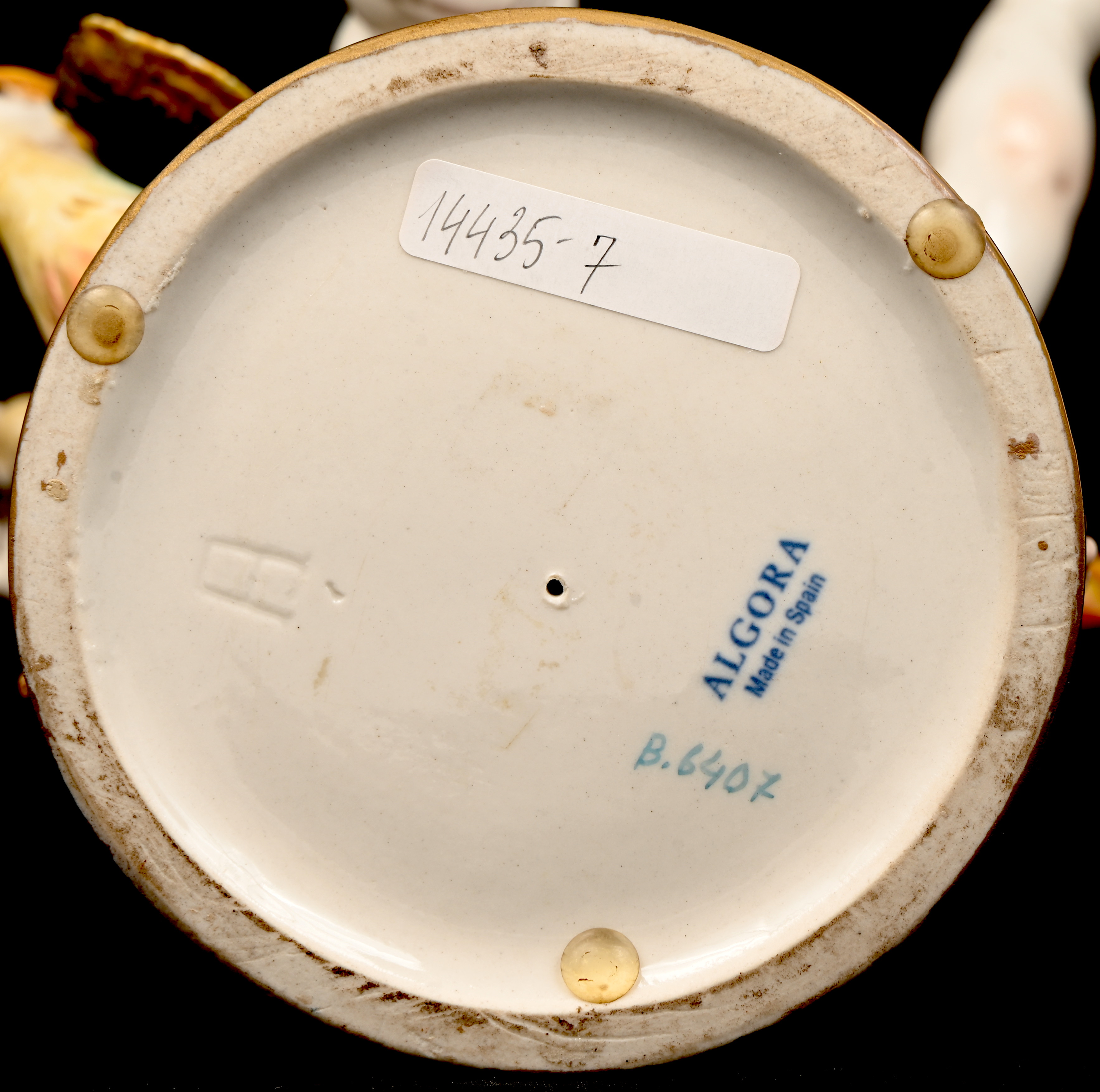 ‘Engeltje met ogudfazant’, een porceleinen beeld onderaan gemerkt Algora made in Spain en genummerd B.6407 ‘Engeltje met ogudfazant’, een porceleinen beeld onderaan gemerkt Algora made in Spain en genummerd B.6407.