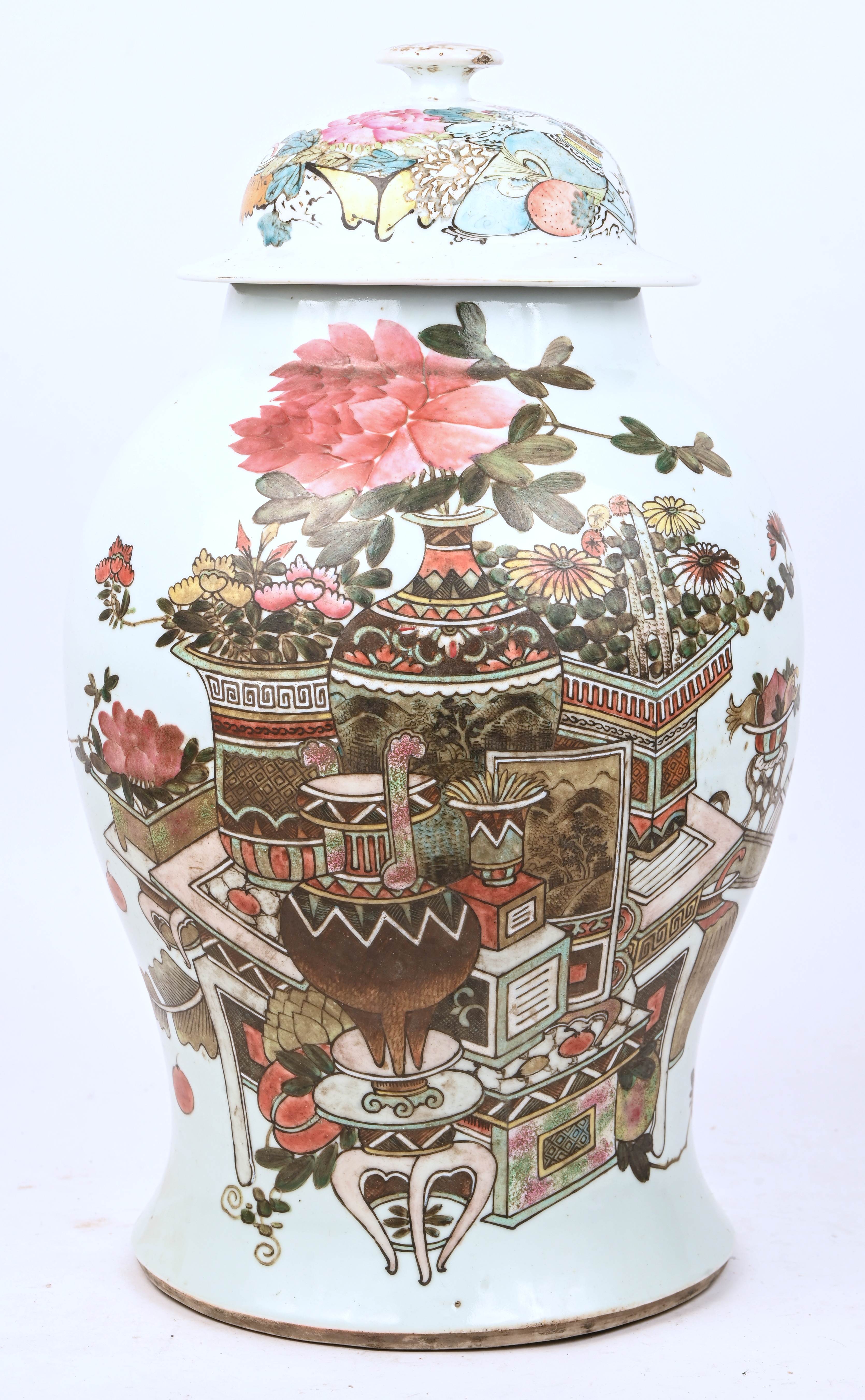 Een Chinese dekselvaas met een decor van meubilair en vazen. Niet gestempeld Een Chinese dekselvaas met een decor van meubilair en vazen. Niet gestempeld.