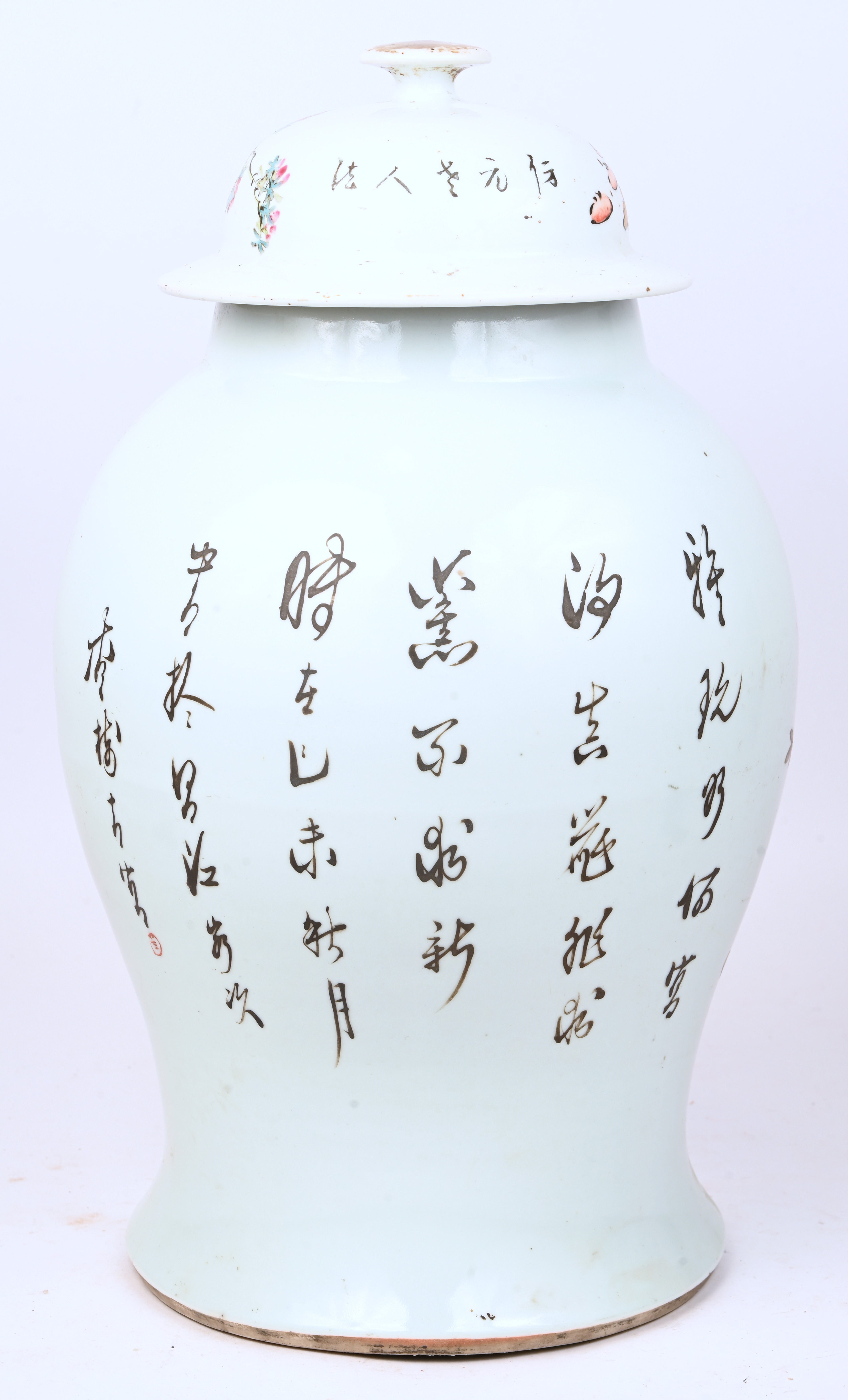 Een Chinese dekselvaas met een decor van meubilair en vazen. Niet gestempeld Een Chinese dekselvaas met een decor van meubilair en vazen. Niet gestempeld.