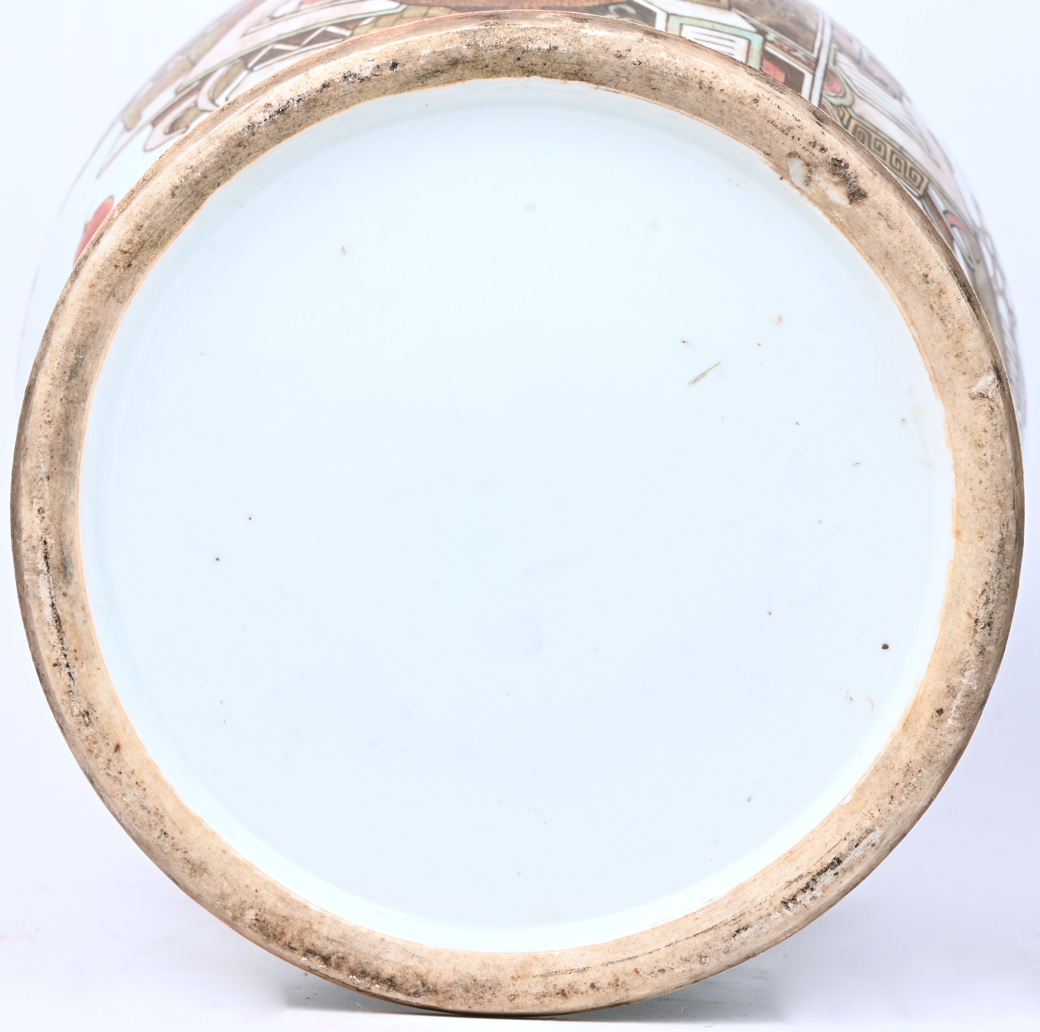 Een Chinese dekselvaas met een decor van meubilair en vazen. Niet gestempeld Een Chinese dekselvaas met een decor van meubilair en vazen. Niet gestempeld.