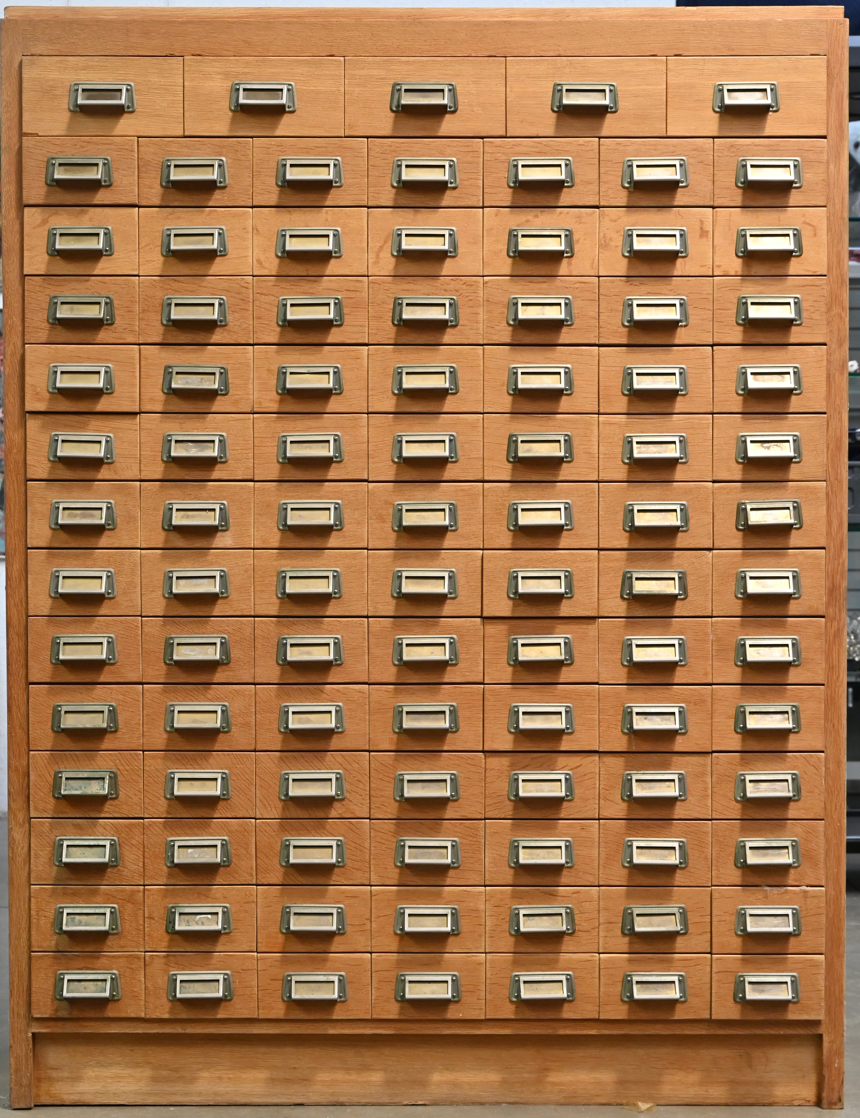 Een oude eikenhouten apothekerskast met 96 lades Een oude eikenhouten apothekerskast met 96 lades.