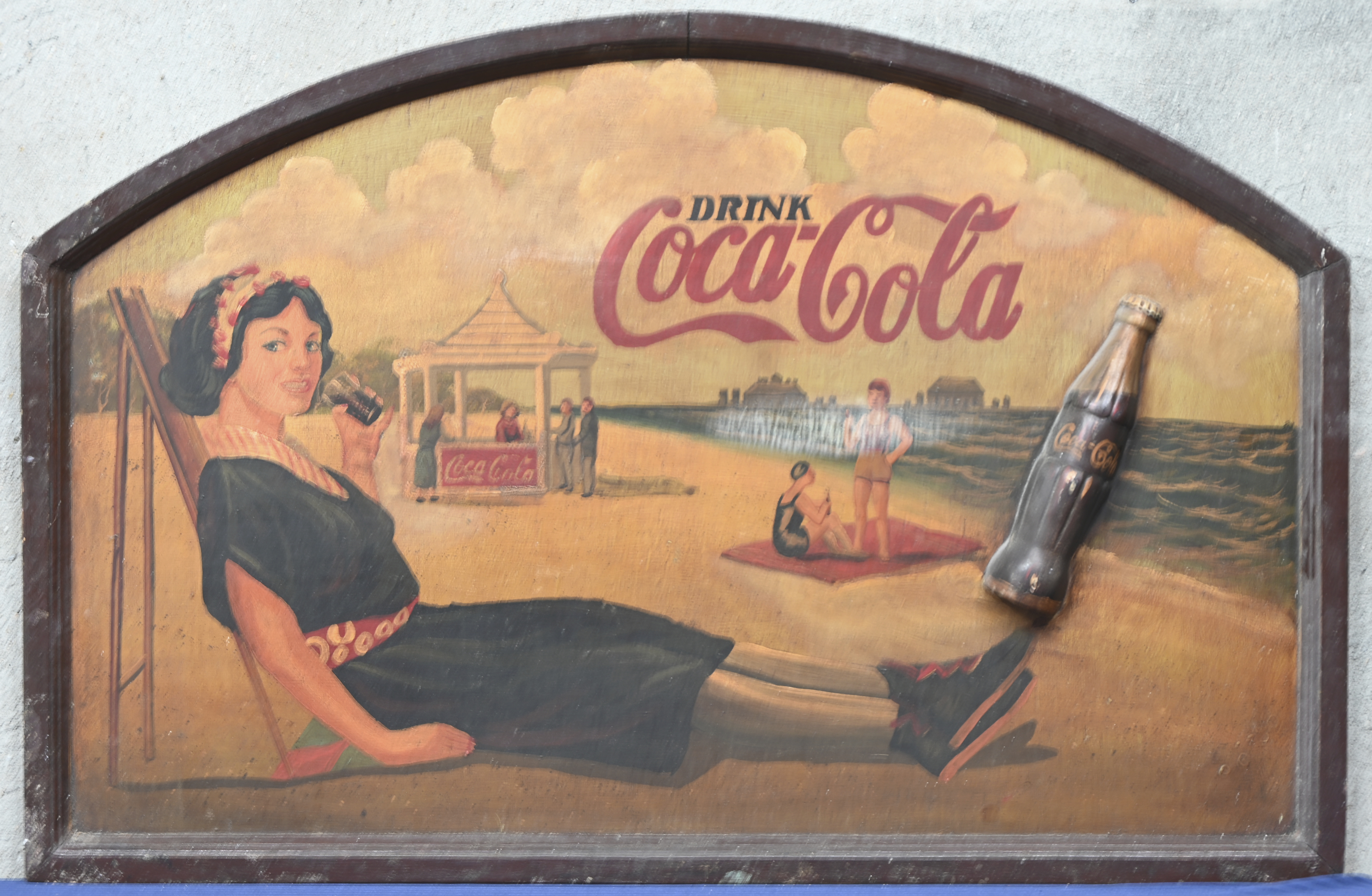 Een houten reclame paneel naar de oude reclames van Coca Cola Een houten reclame paneel naar de oude reclames van Coca Cola.