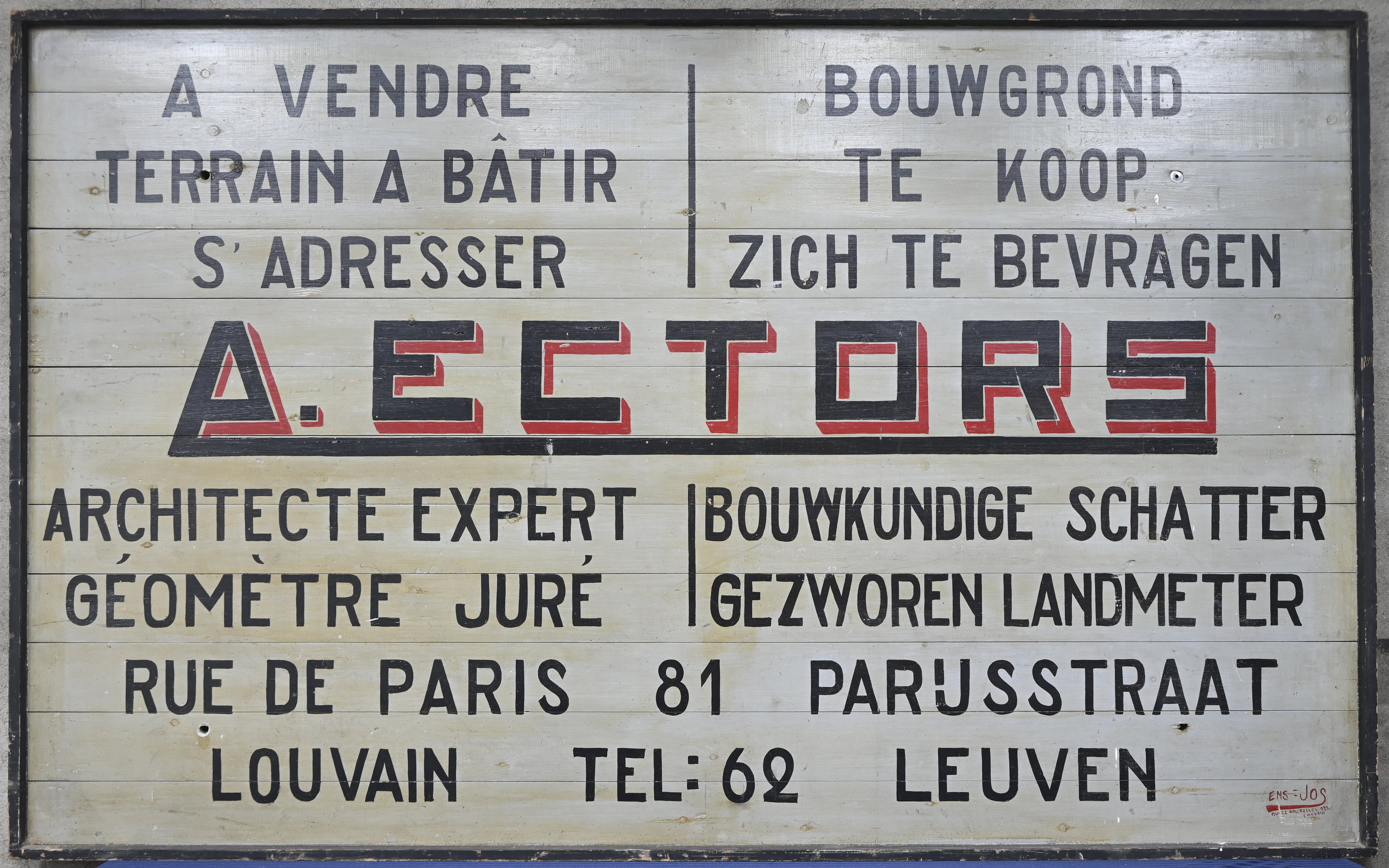 “Bouwgrond te koop”, een oud houten bord beschilderd door Jos “Bouwgrond te koop”, een oud houten bord beschilderd door Jos.