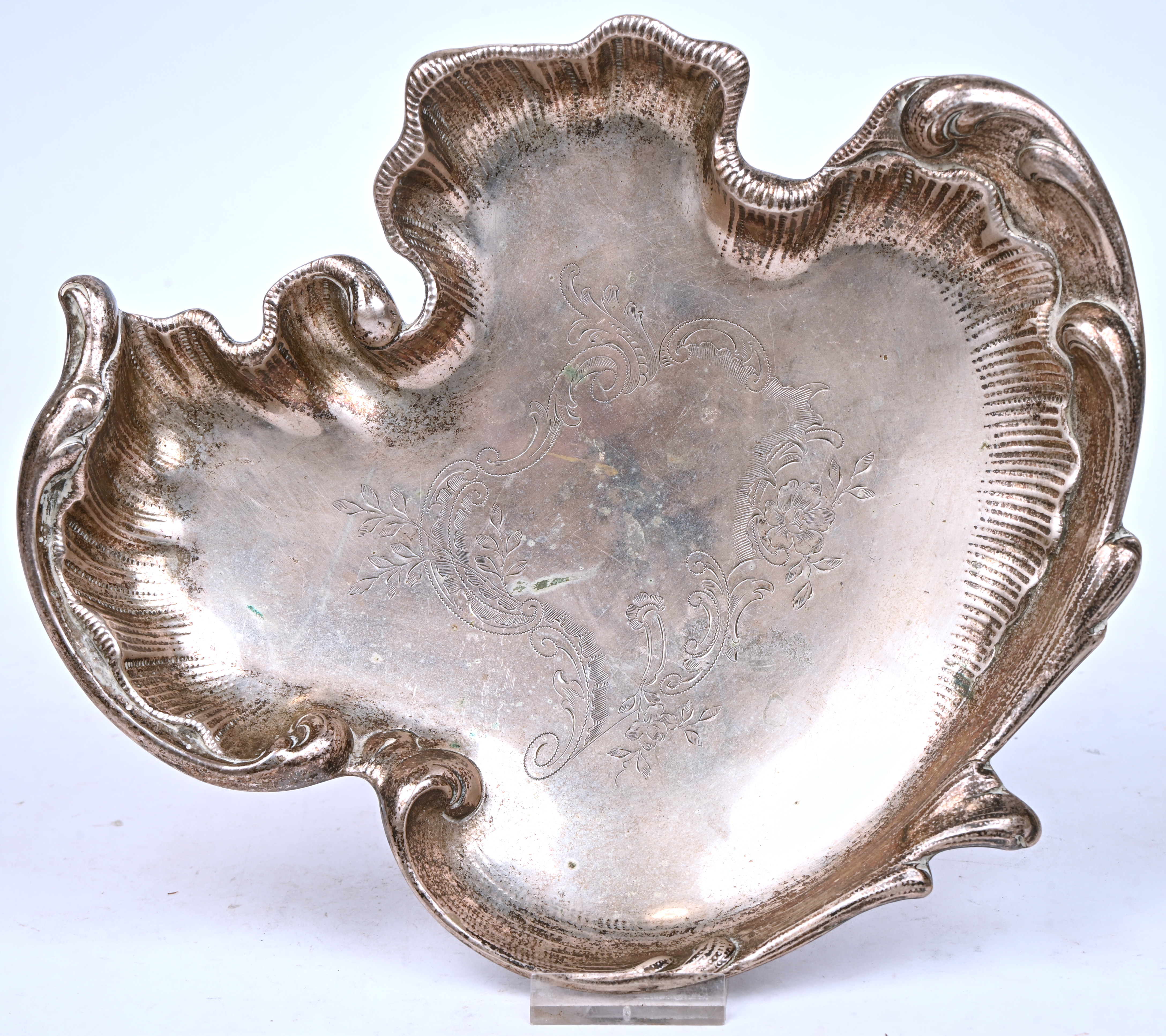 Een zilveren schaaltje met organische vormgeving, 290 gram, gemerkt 800 Een zilveren schaaltje met organische vormgeving, 290 gram, gemerkt 800.