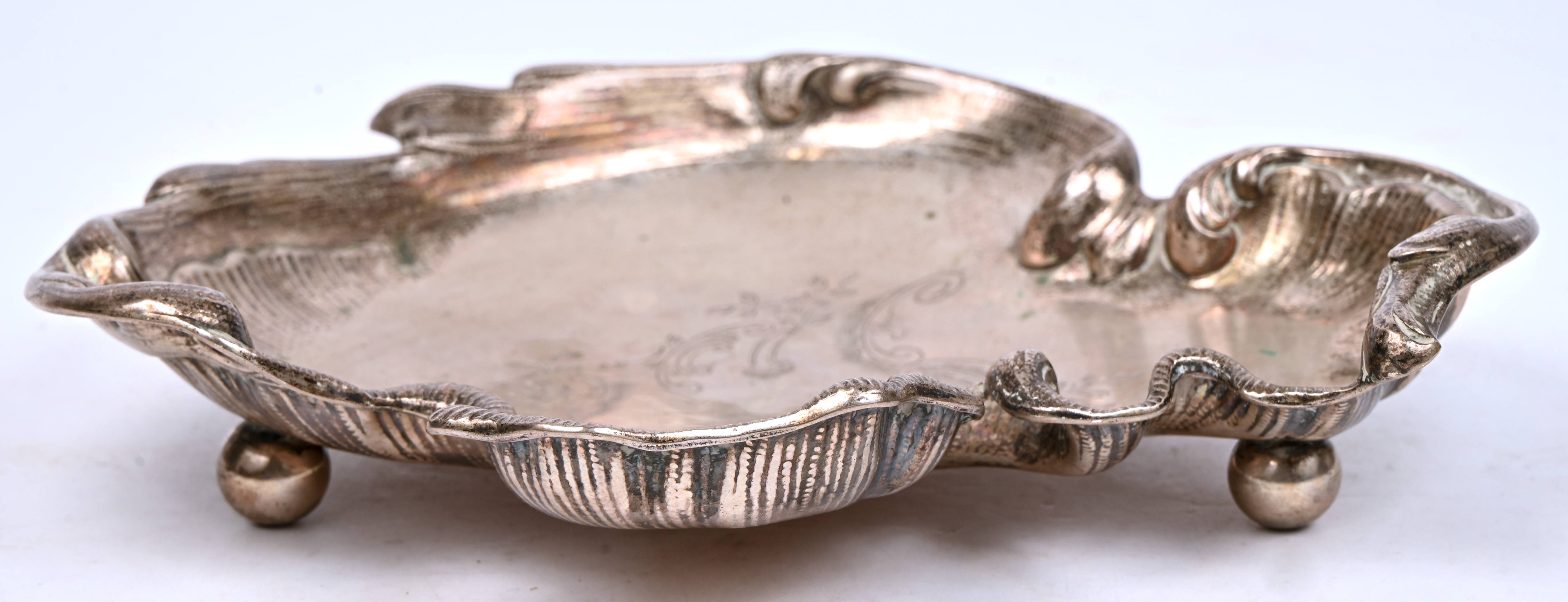 Een zilveren schaaltje met organische vormgeving, 290 gram, gemerkt 800 Een zilveren schaaltje met organische vormgeving, 290 gram, gemerkt 800.