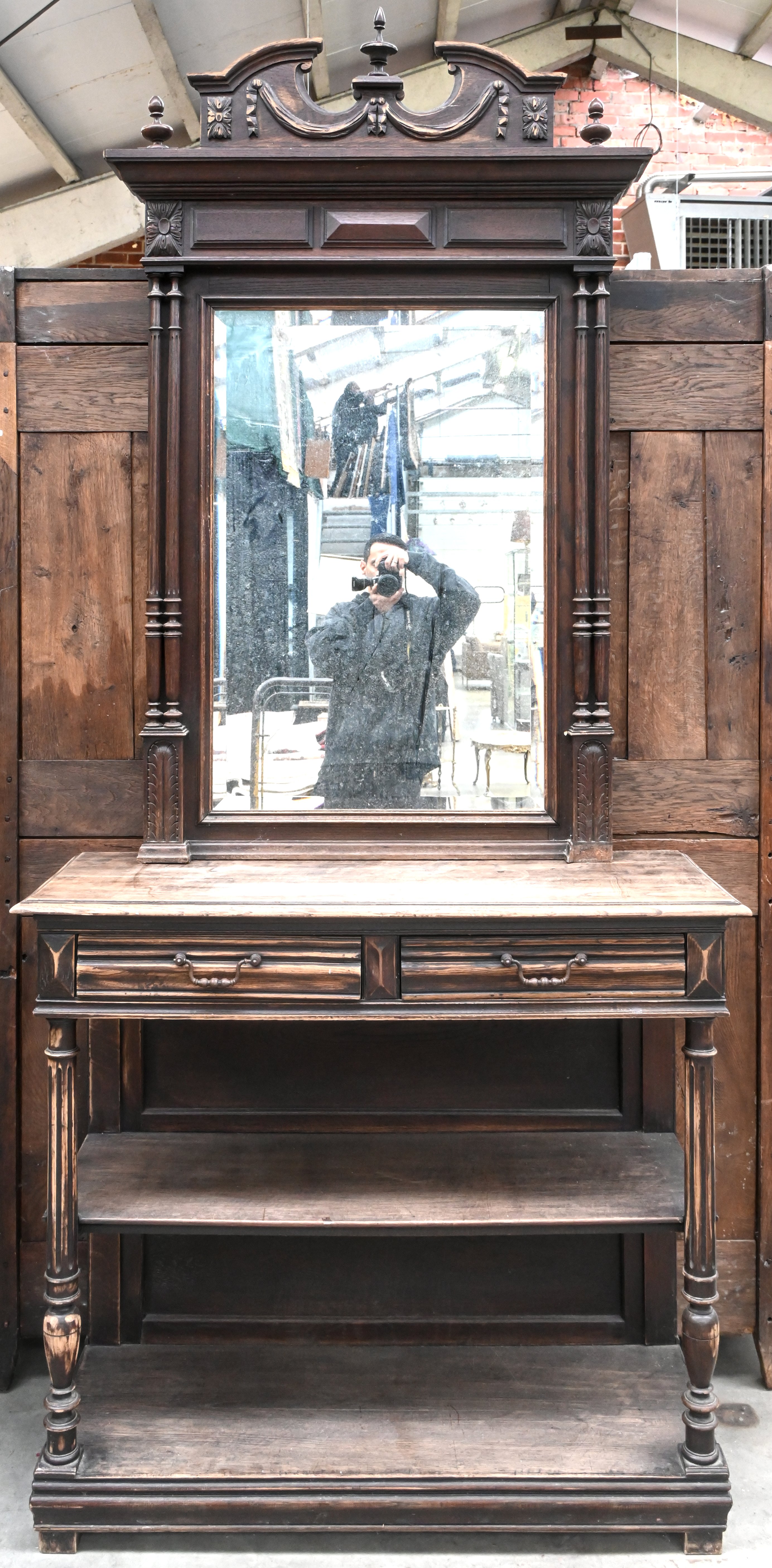 Een massief eikenhouten consolemeubel met 2 laden en bijhorende spiegel Een massief eikenhouten consolemeubel met 2 laden en bijhorende spiegel.