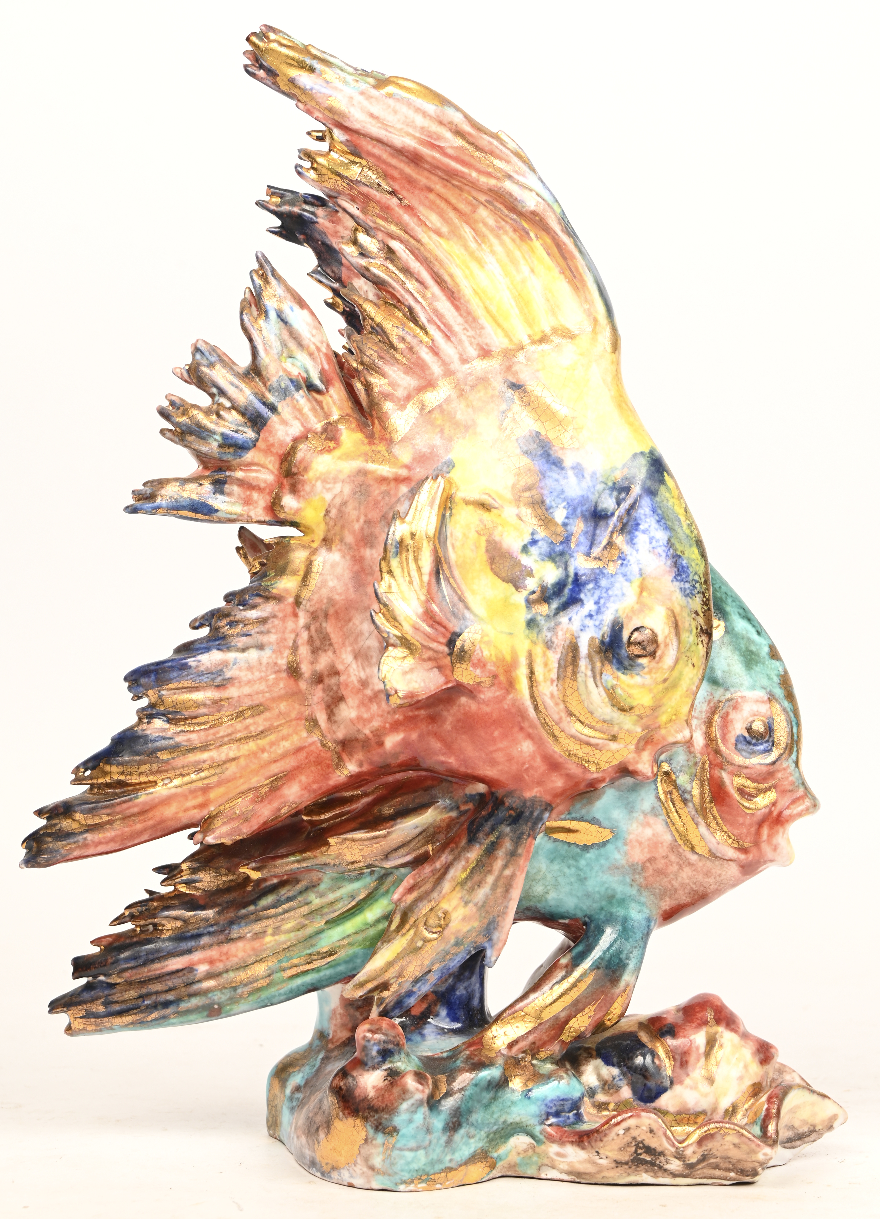 ‘Maanvissen’, een beeld van meerkleurig porselein met goudaccenten. In de stijl van Eugenio Pattarino, niet getekend ‘Maanvissen’, een beeld van meerkleurig porselein met goudaccenten. In de stijl van Eugenio Pattarino, niet getekend.