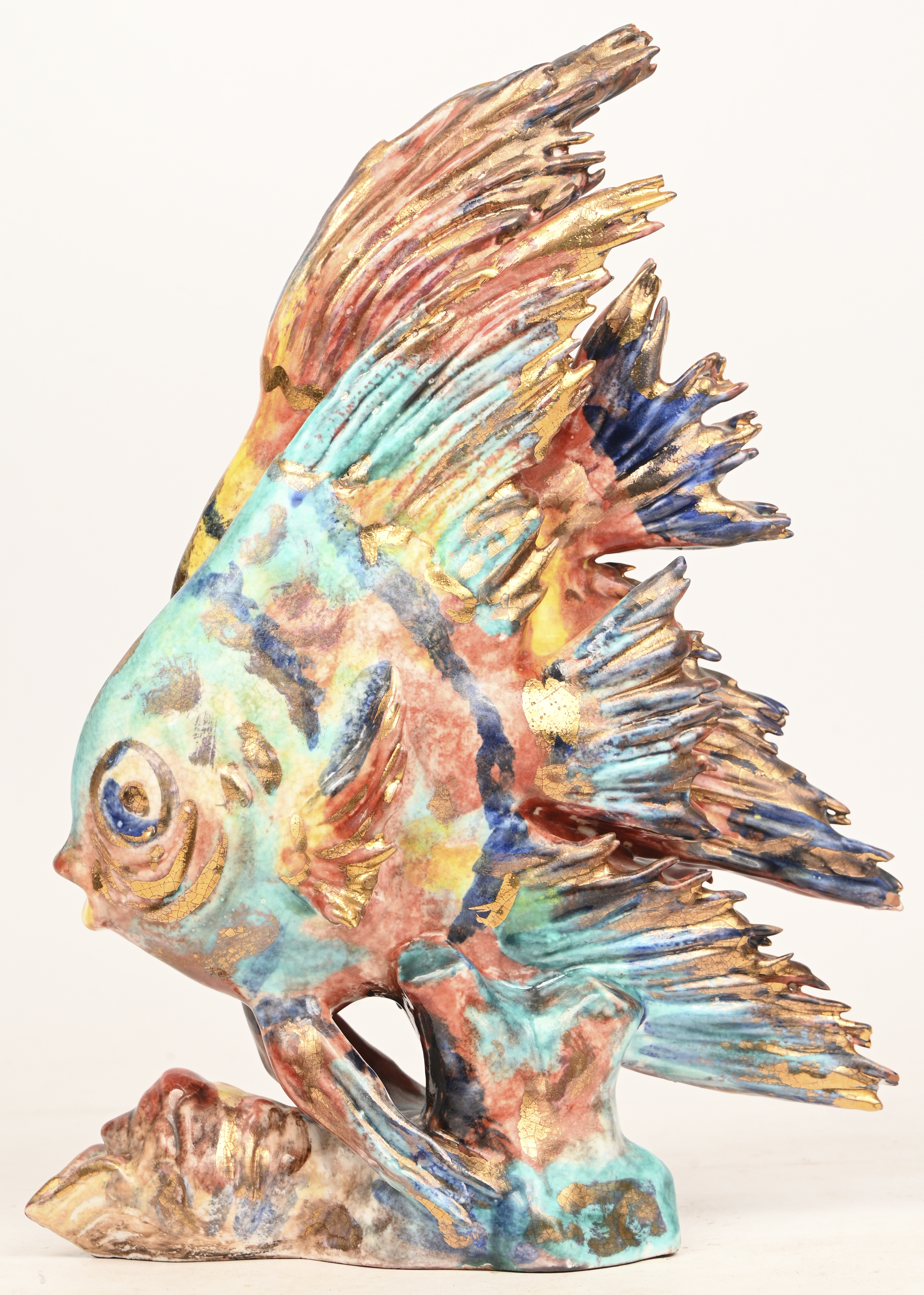 ‘Maanvissen’, een beeld van meerkleurig porselein met goudaccenten. In de stijl van Eugenio Pattarino, niet getekend ‘Maanvissen’, een beeld van meerkleurig porselein met goudaccenten. In de stijl van Eugenio Pattarino, niet getekend.