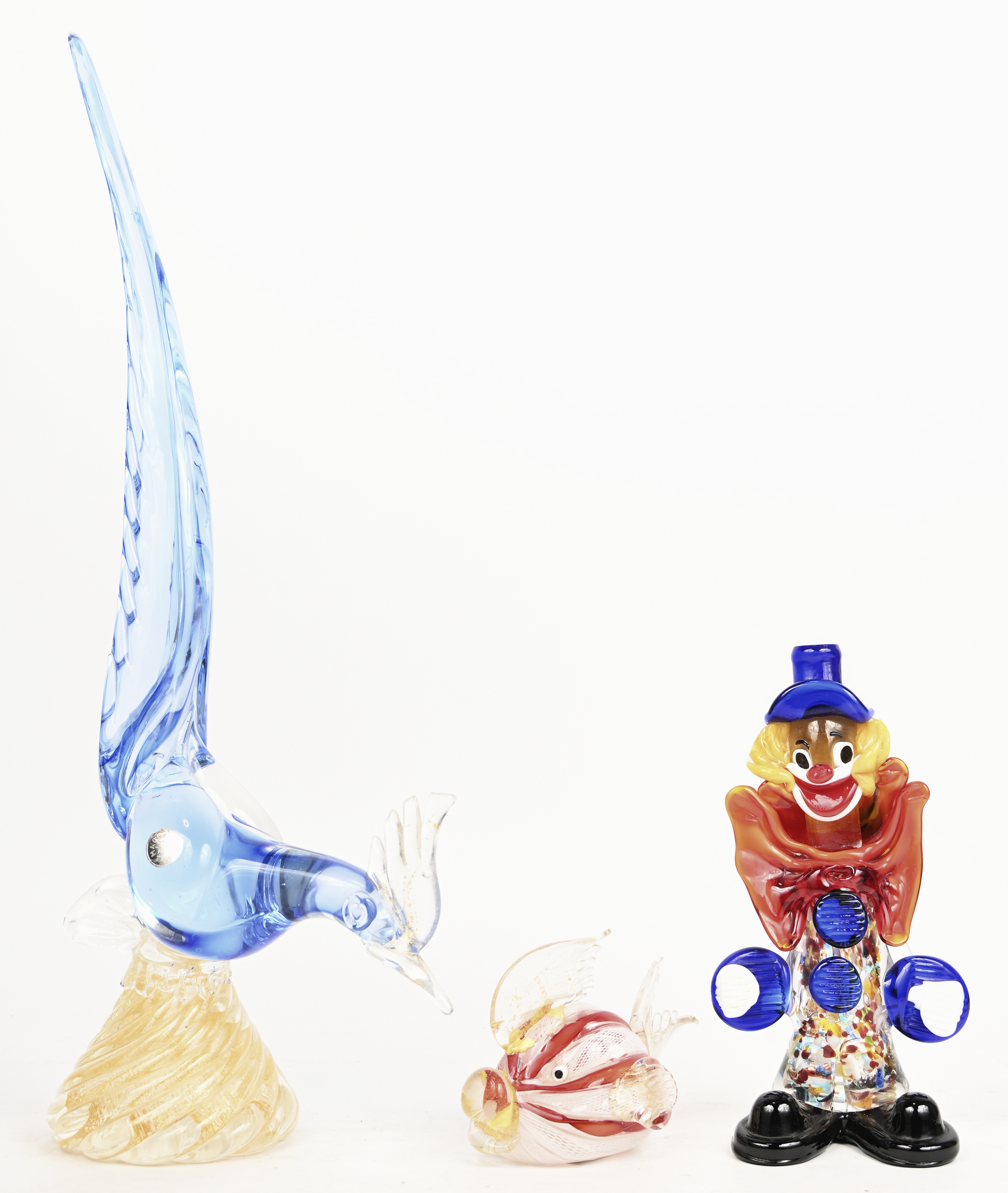 Drie beeldjes van Murano glaswerk. Een vis, een vogel en een clown Drie beeldjes van Murano glaswerk. Een vis, een vogel en een clown.