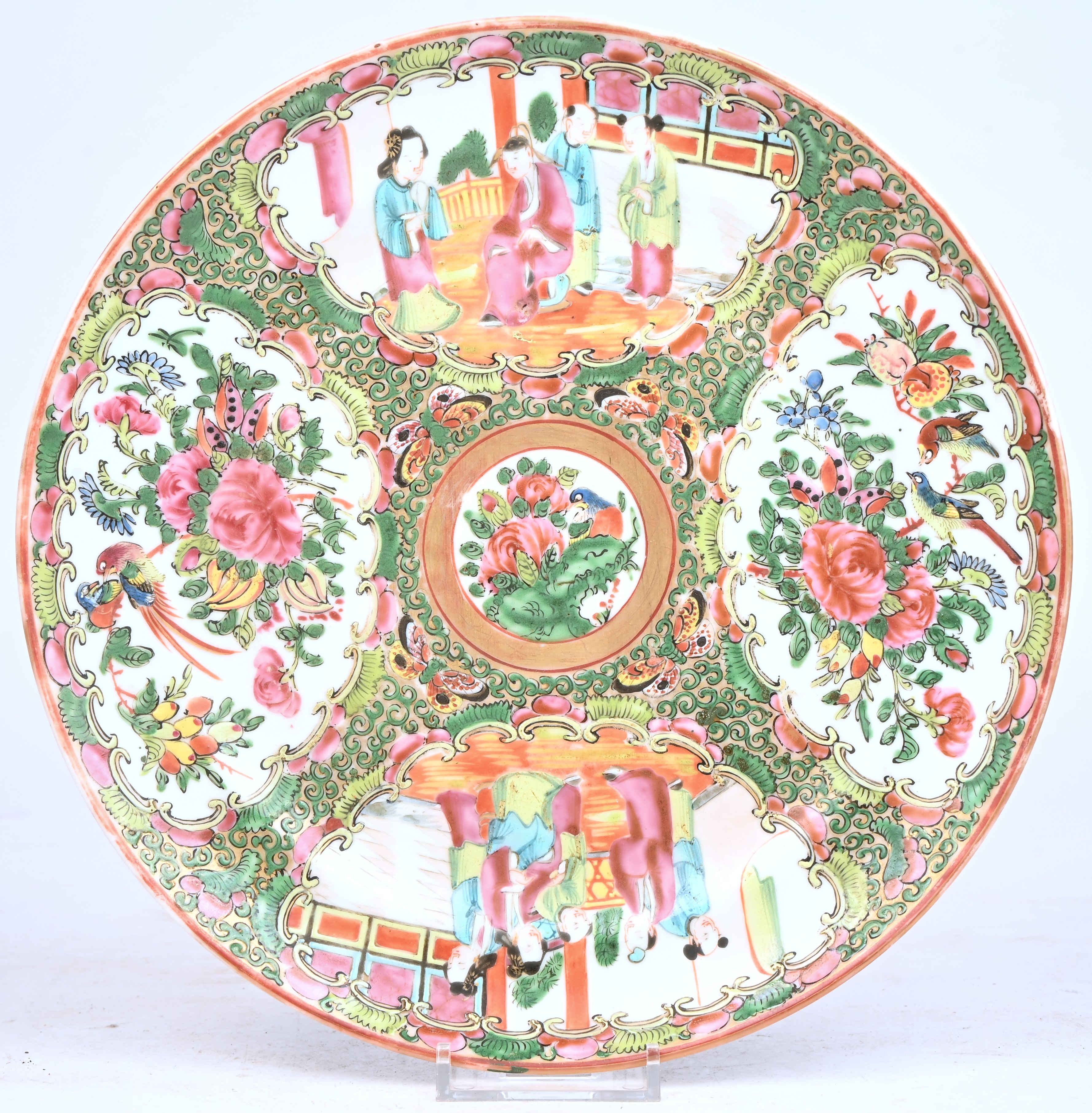 Een Chinees porsleinen bord met bloemen en figuren. (haarscheuren achteraan) Een Chinees porsleinen bord met bloemen en figuren. (haarscheuren achteraan).