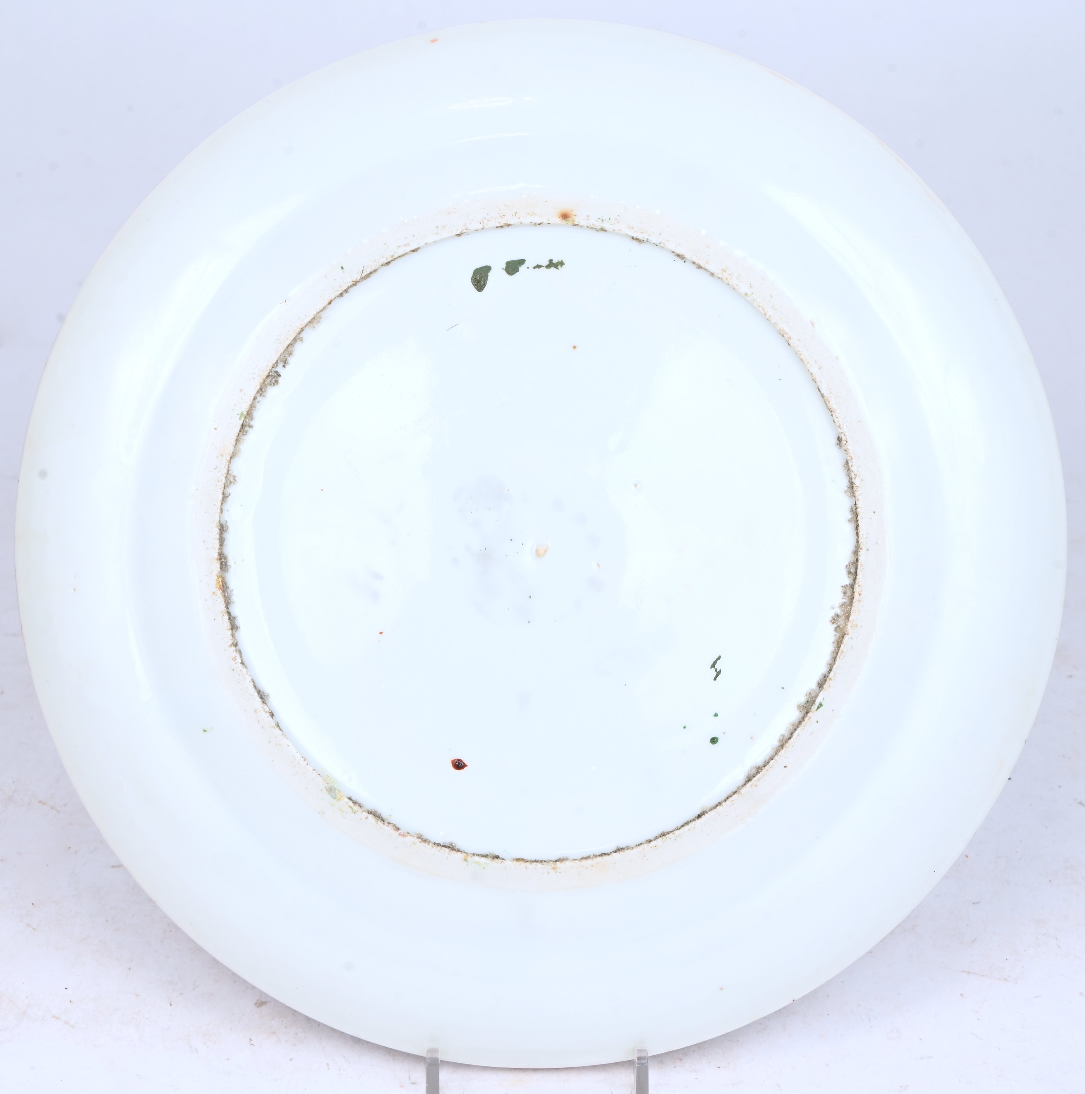 Een Chinees porsleinen bord met bloemen en figuren. (haarscheuren achteraan) Een Chinees porsleinen bord met bloemen en figuren. (haarscheuren achteraan).