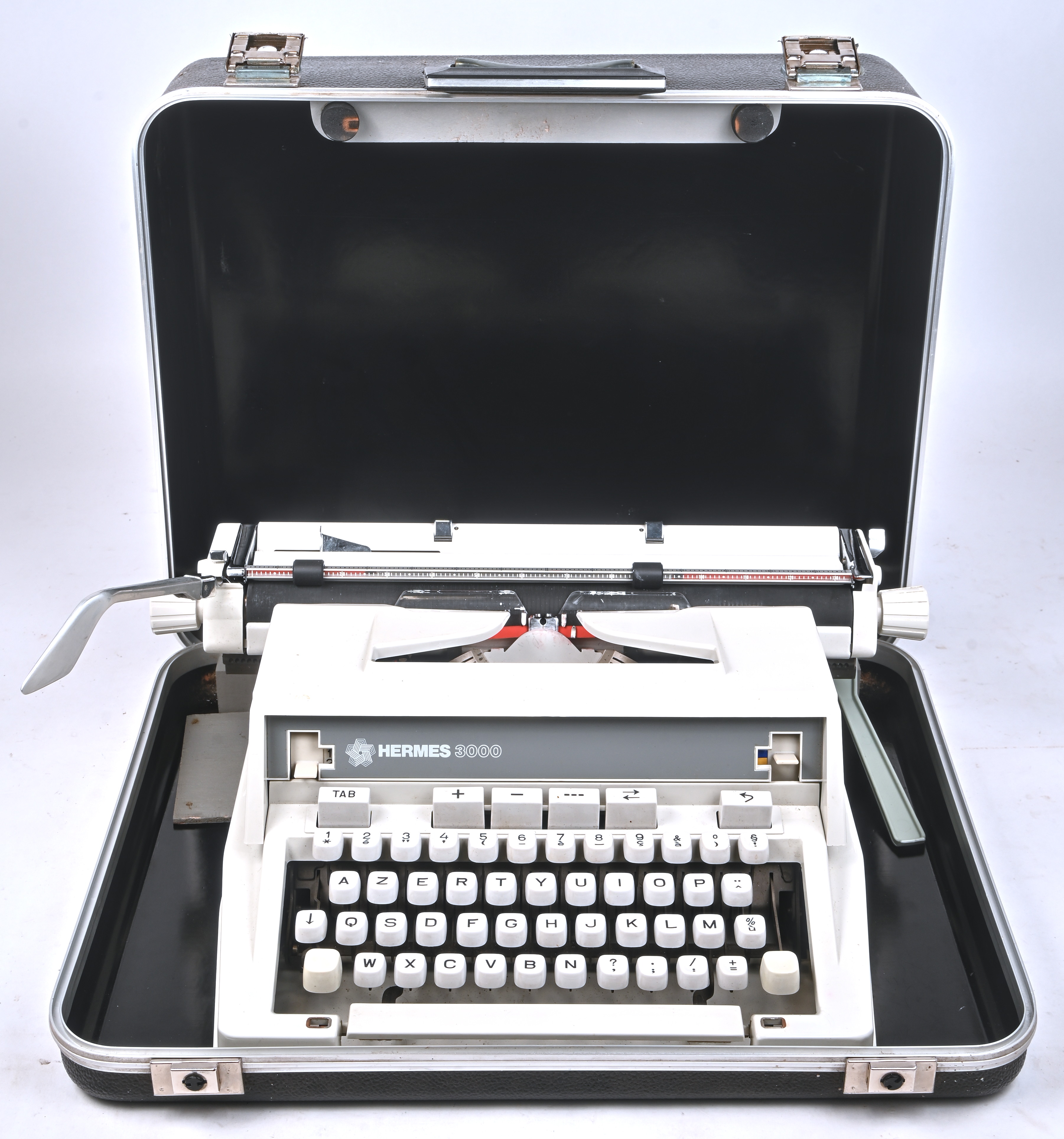 “Hermes 3000”, de Rolls Royce onder de schrijfmachines, met 33 cm wagen, originele reclame, handleiding, aankoopbewijs en koffer uit 1976 “Hermes 3000”, de Rolls Royce onder de schrijfmachines, met 33 cm wagen, originele reclame, handleiding, aankoopbewijs en koffer uit 1976.