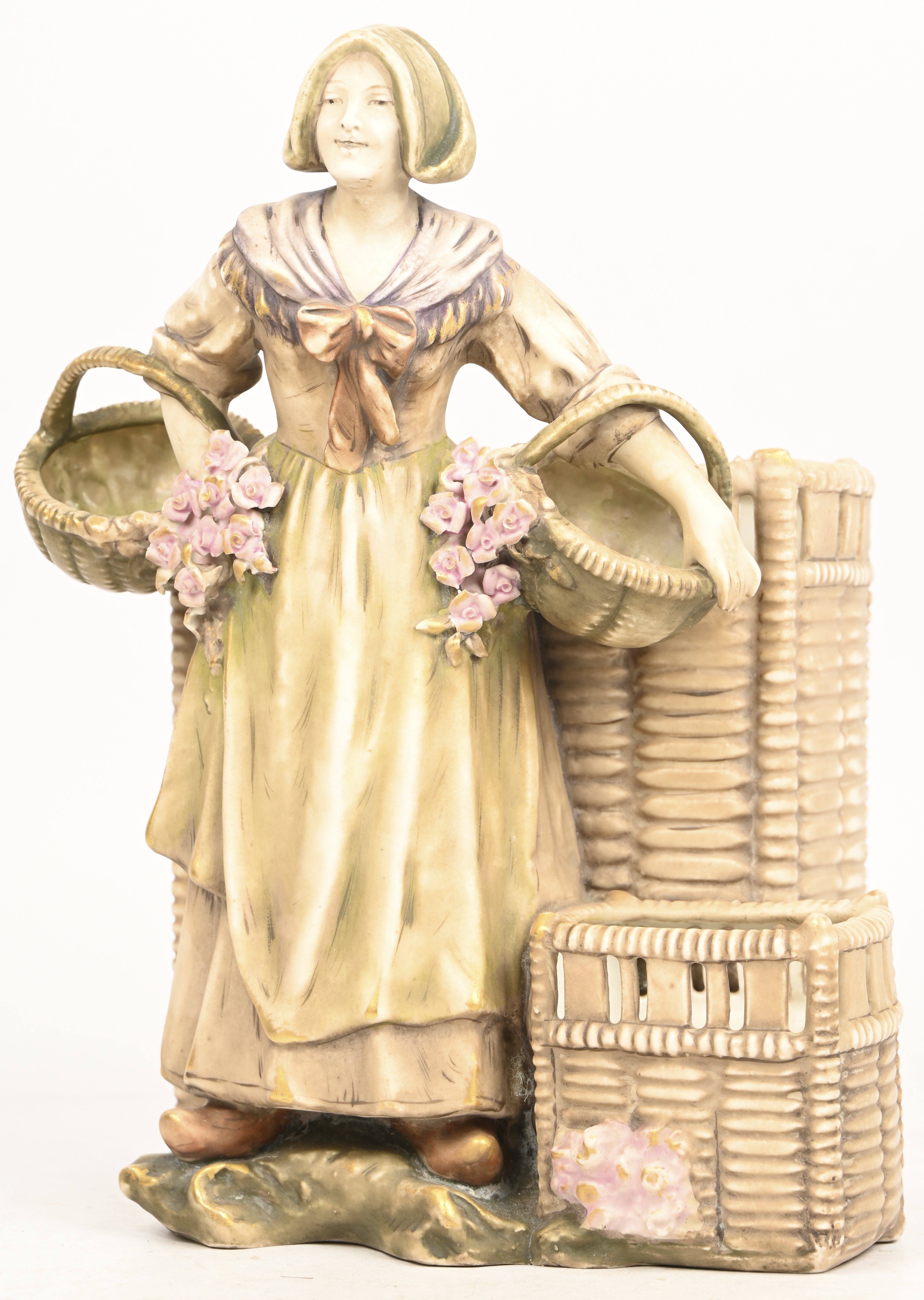 “De manden draagster”. Een beeld van aardewerk. Gemerkt: Amphora “De manden draagster”. Een beeld van aardewerk. Gemerkt: Amphora.