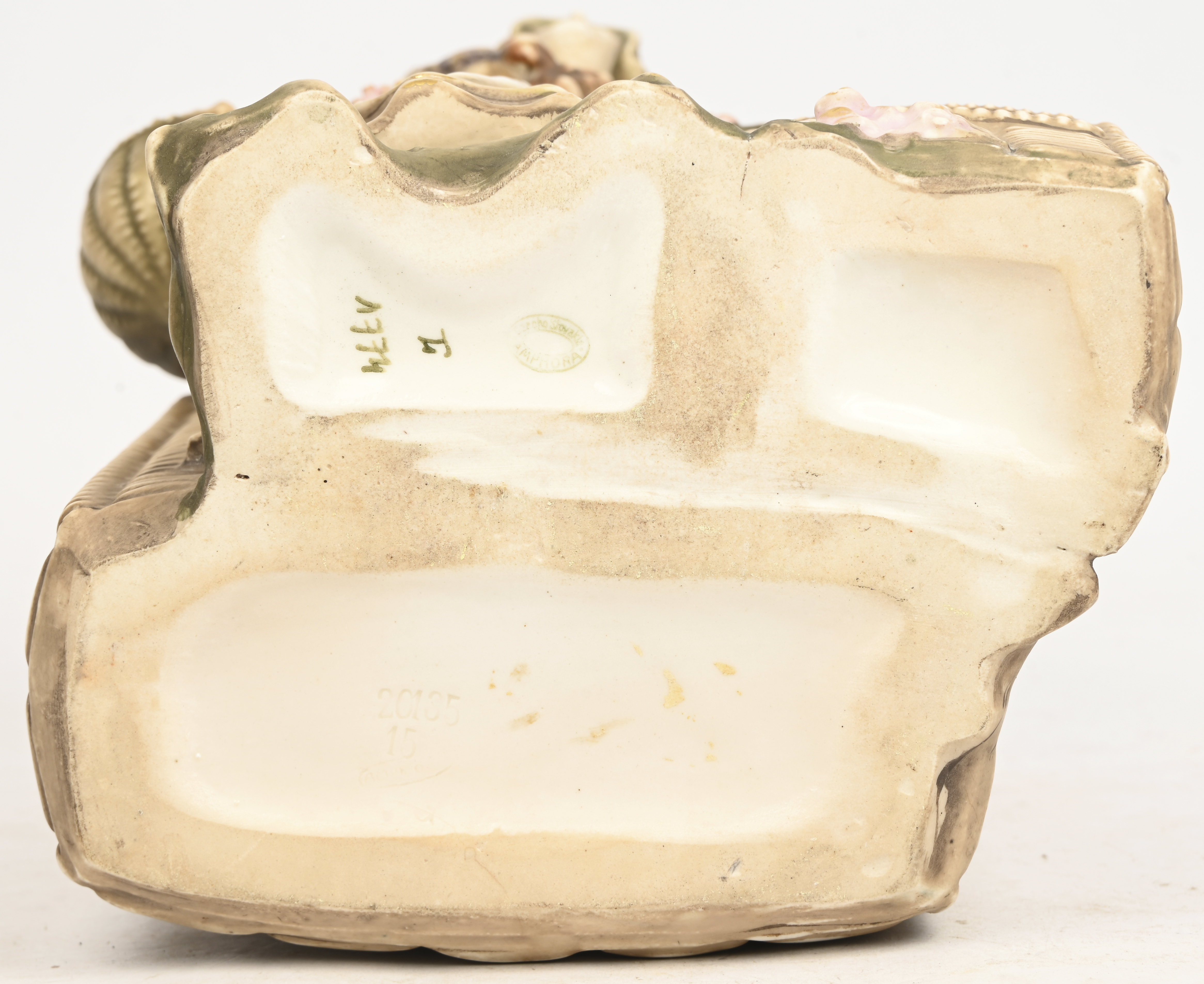 “De manden draagster”. Een beeld van aardewerk. Gemerkt: Amphora “De manden draagster”. Een beeld van aardewerk. Gemerkt: Amphora.