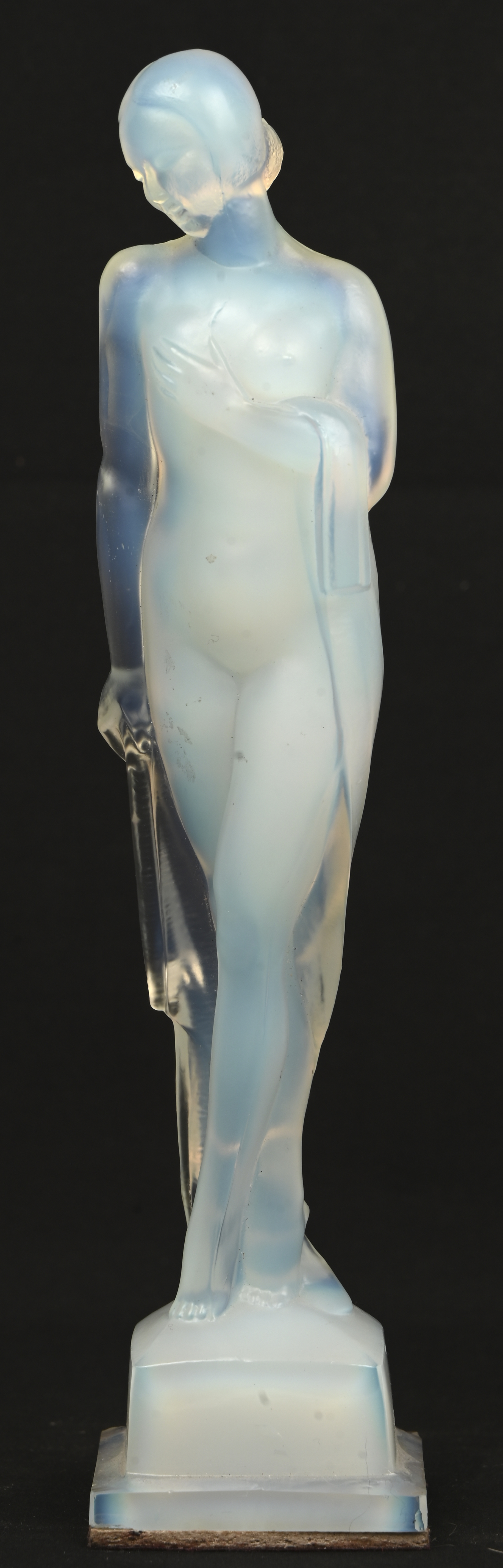 ‘Staand naakt’, een beeldje van opaling glas. Geteken Sabino,Paris ‘Staand naakt’, een beeldje van opaling glas. Geteken Sabino,Paris.