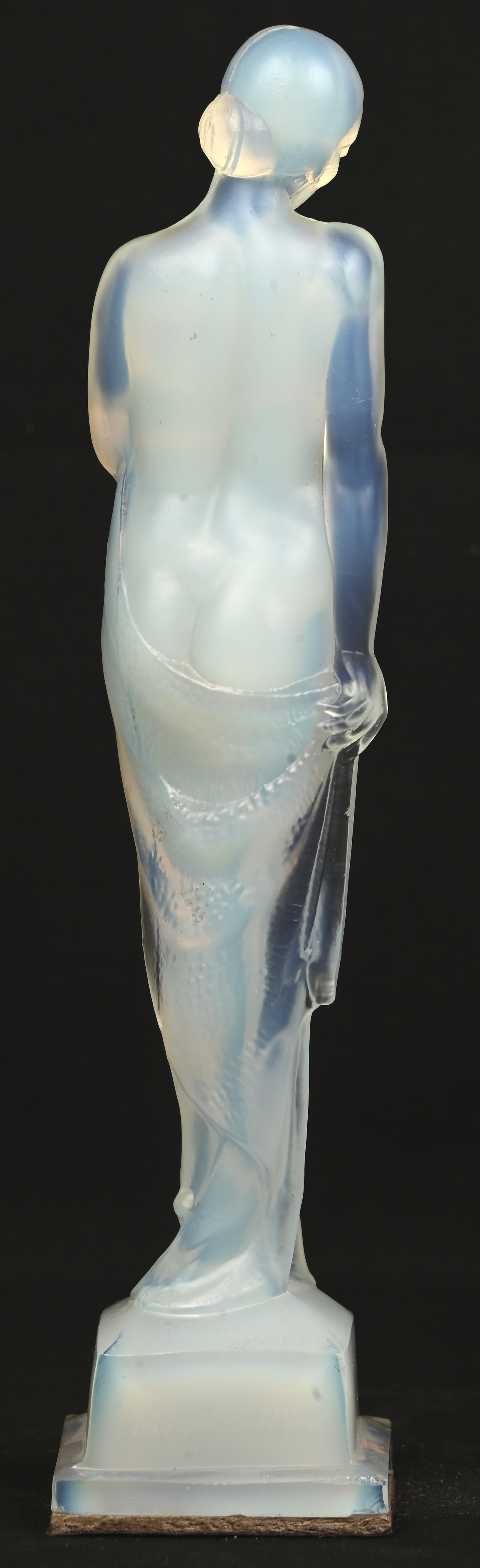 ‘Staand naakt’, een beeldje van opaling glas. Geteken Sabino,Paris ‘Staand naakt’, een beeldje van opaling glas. Geteken Sabino,Paris.