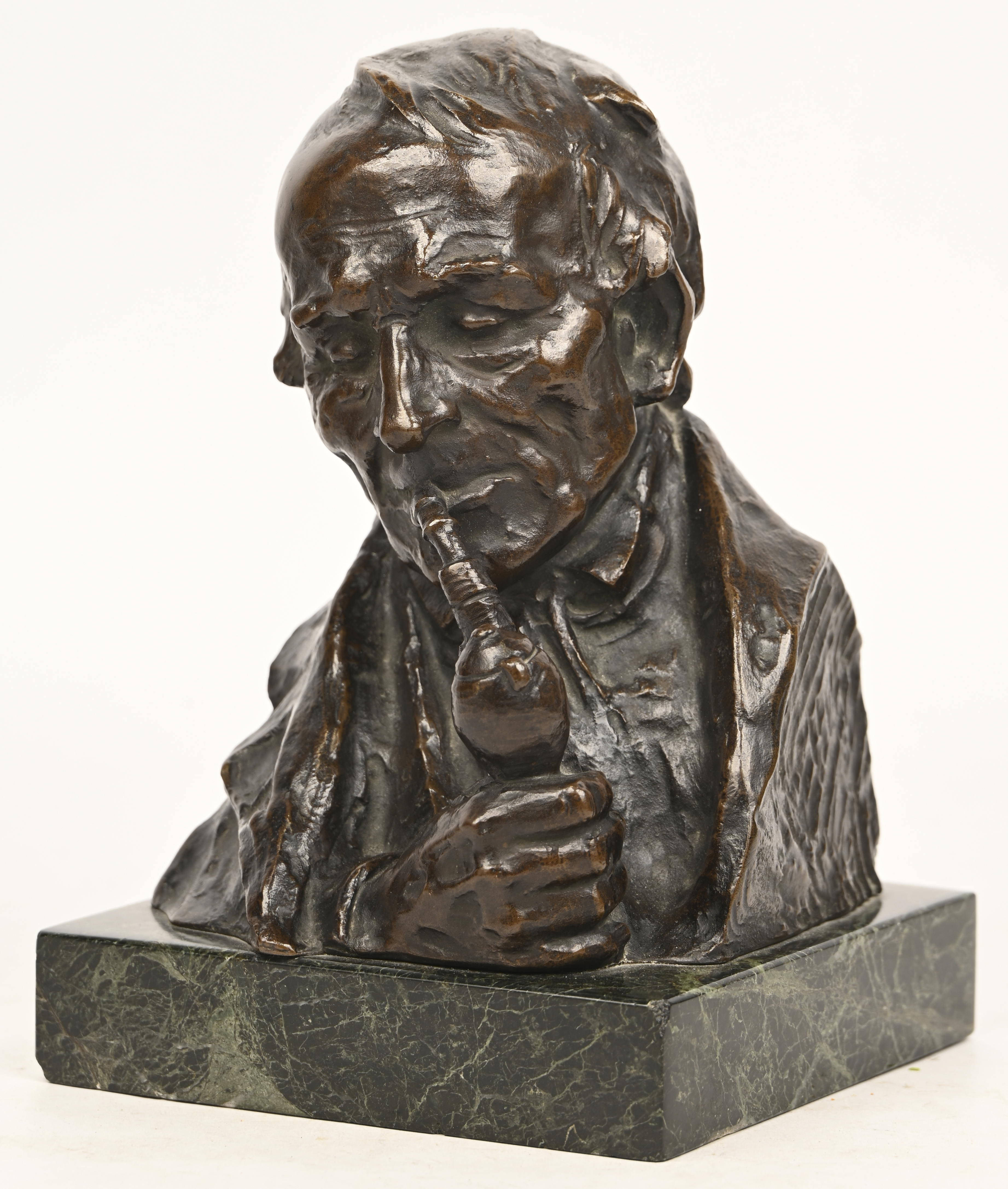 Een bronzen buste van een pijprokende man op marmeren sokkel Een bronzen buste van een pijprokende man op marmeren sokkel.