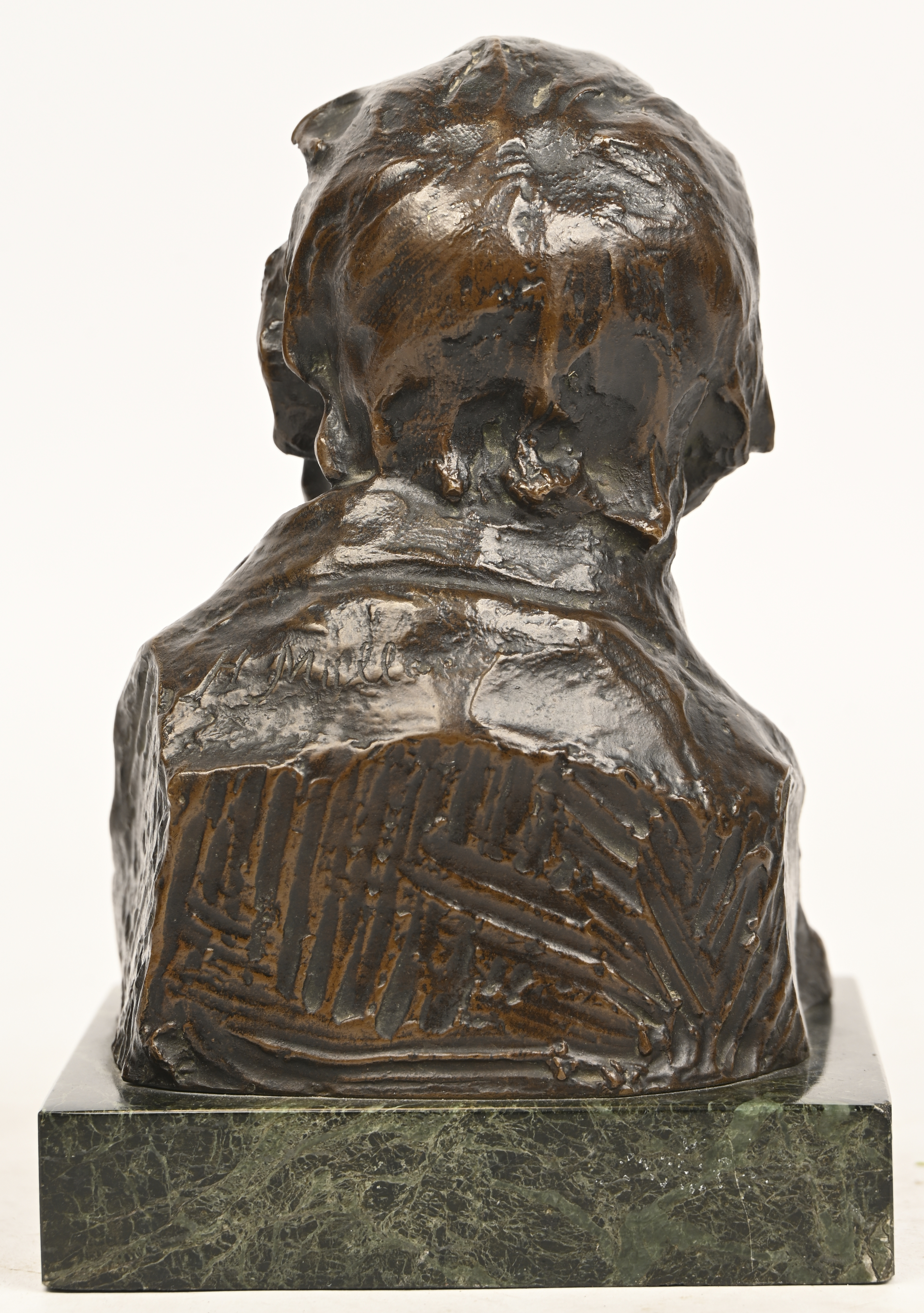 Een bronzen buste van een pijprokende man op marmeren sokkel Een bronzen buste van een pijprokende man op marmeren sokkel.