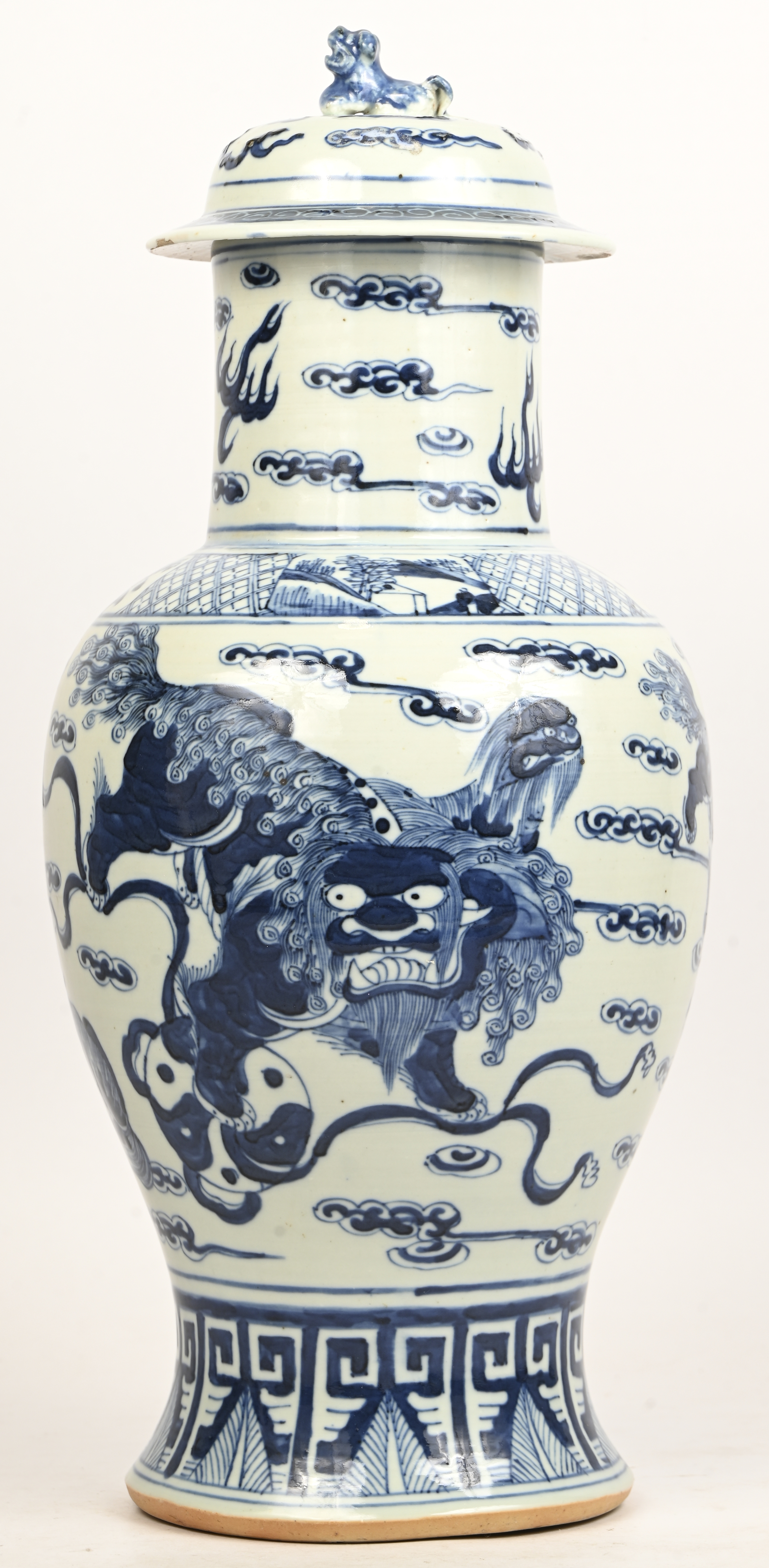 Een Chinees porseleinen dekselvaas met drakendecor Een Chinees porseleinen dekselvaas met drakendecor.