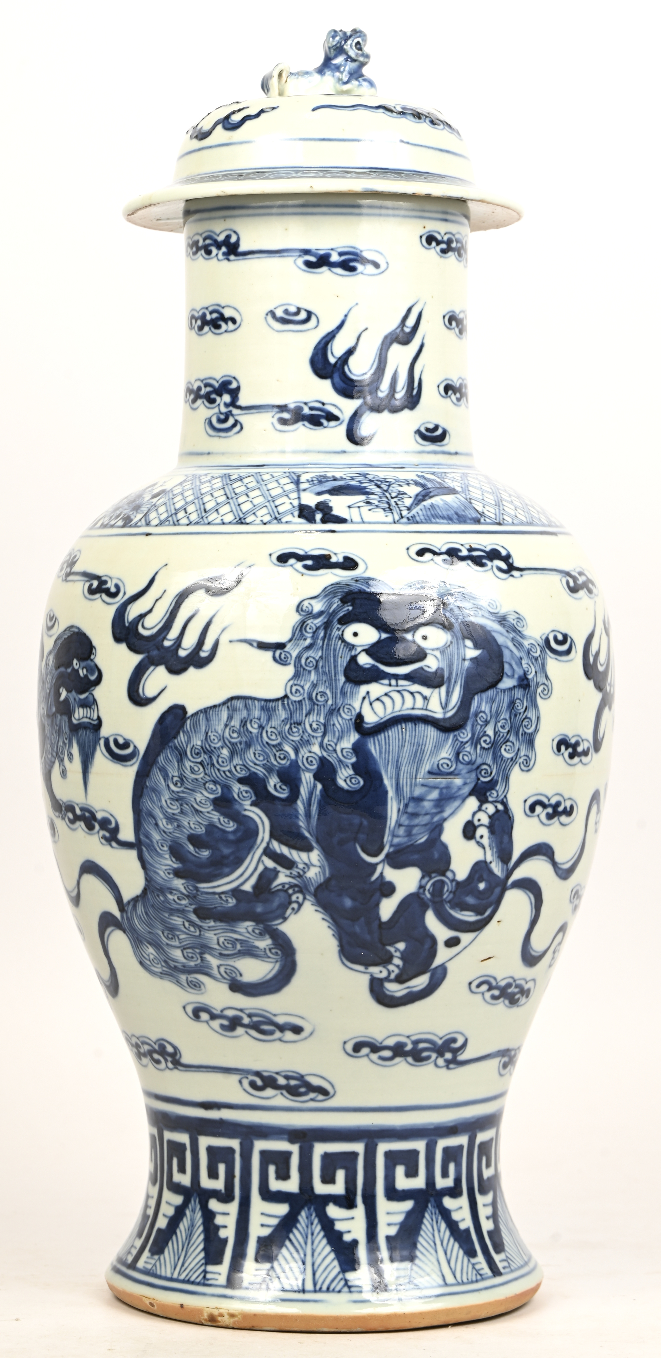 Een Chinees porseleinen dekselvaas met drakendecor Een Chinees porseleinen dekselvaas met drakendecor.