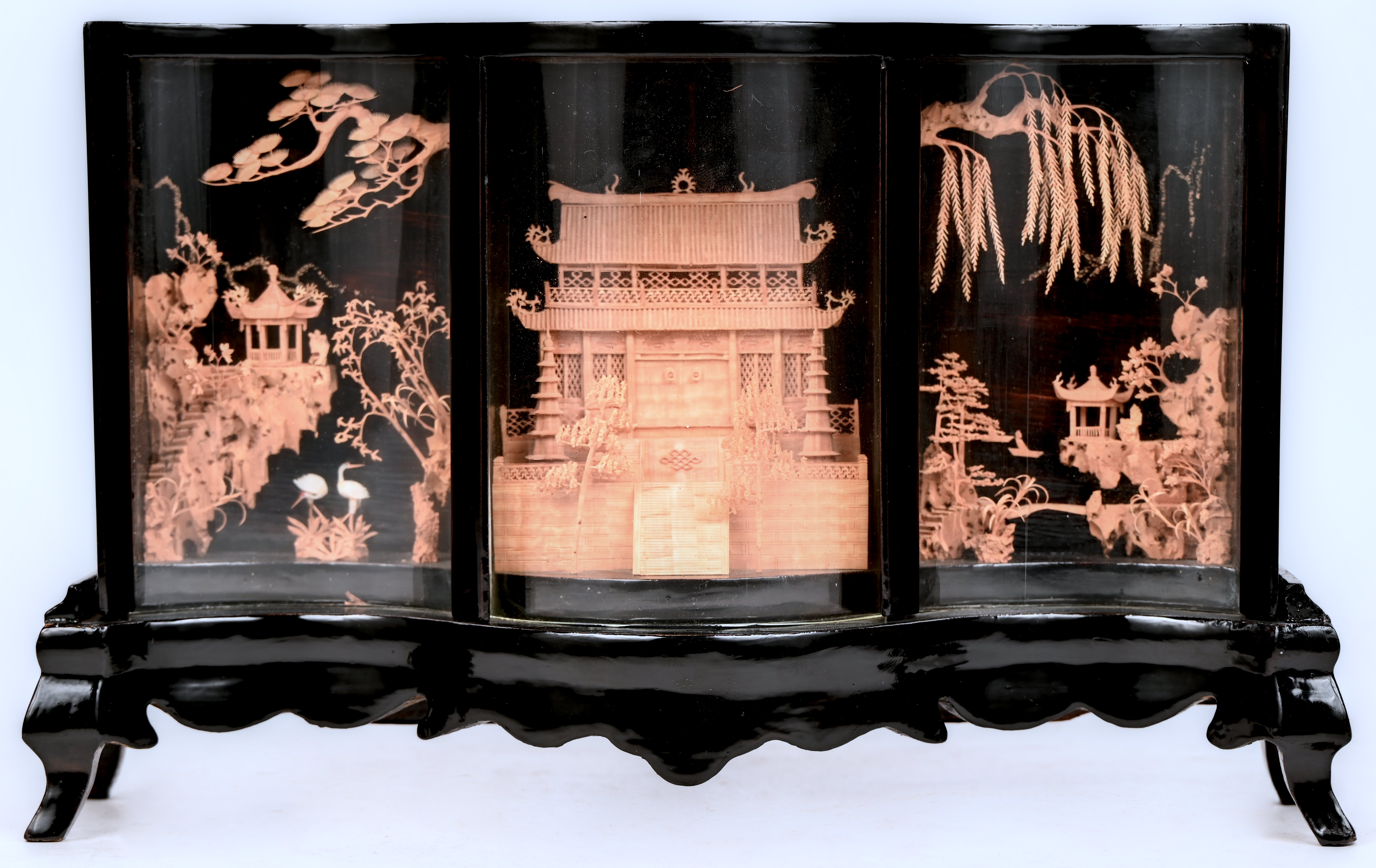 Een Japans diorama, balsa, in houten vitrinekastje met gebogen glas Een Japans diorama, balsa, in houten vitrinekastje met gebogen glas.