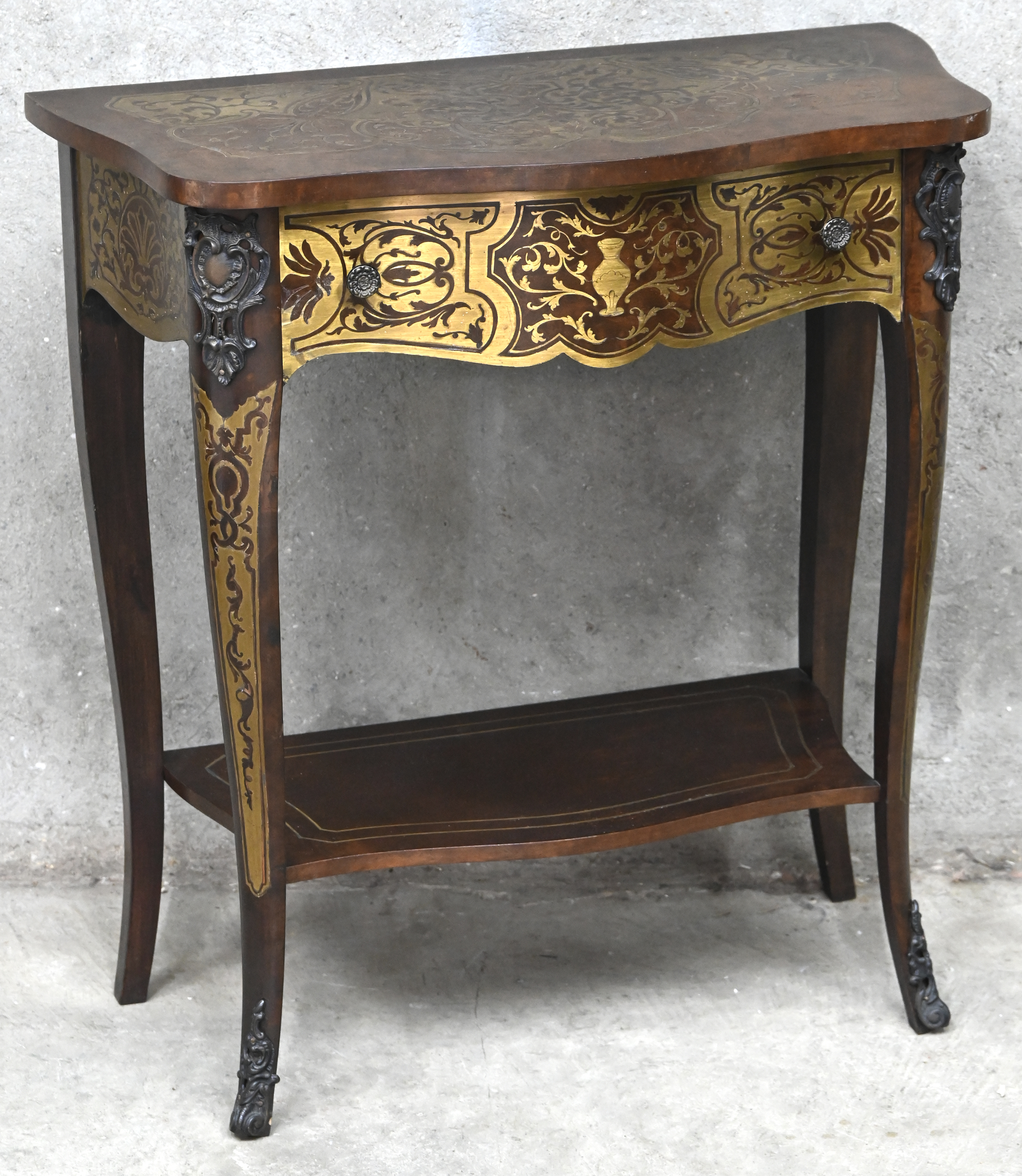 Een houten consoletafeltje met één lade in Louis XV-stijl Een houten consoletafeltje met één lade in Louis XV-stijl.