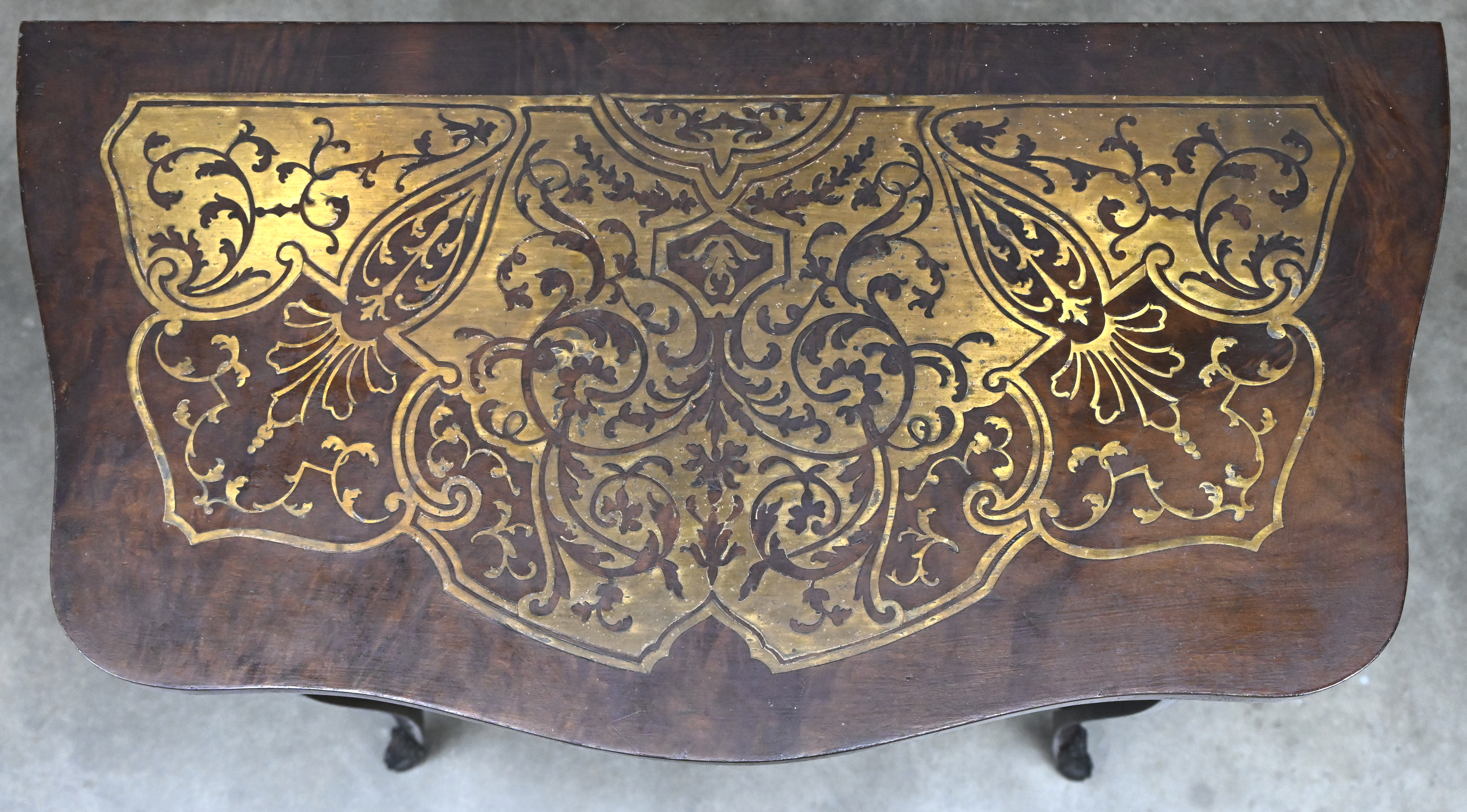 Een houten consoletafeltje met één lade in Louis XV-stijl Een houten consoletafeltje met één lade in Louis XV-stijl.