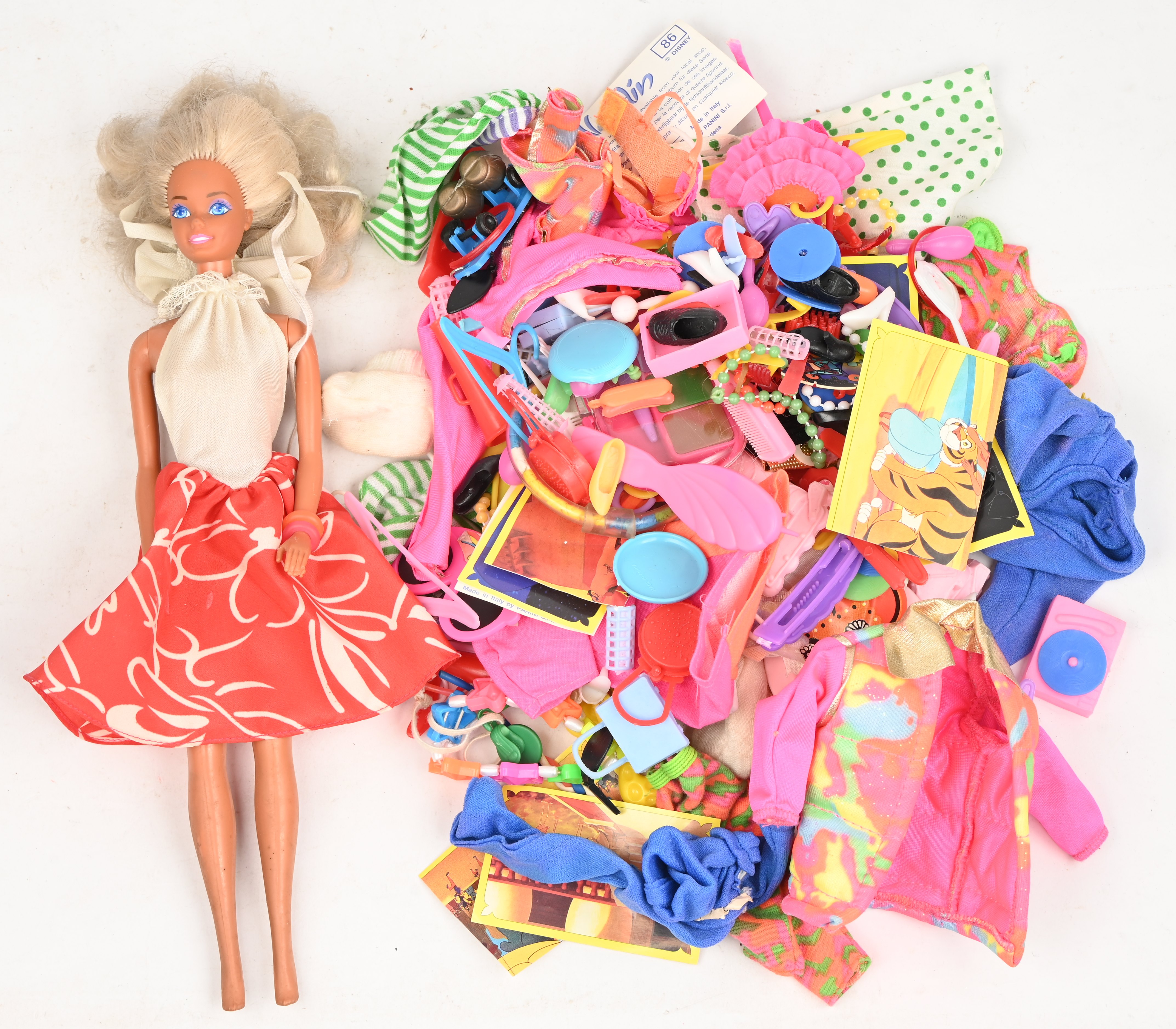 Een jaren 80 Barbiepop met een lot kleding Een jaren 80 Barbiepop met een lot kleding.