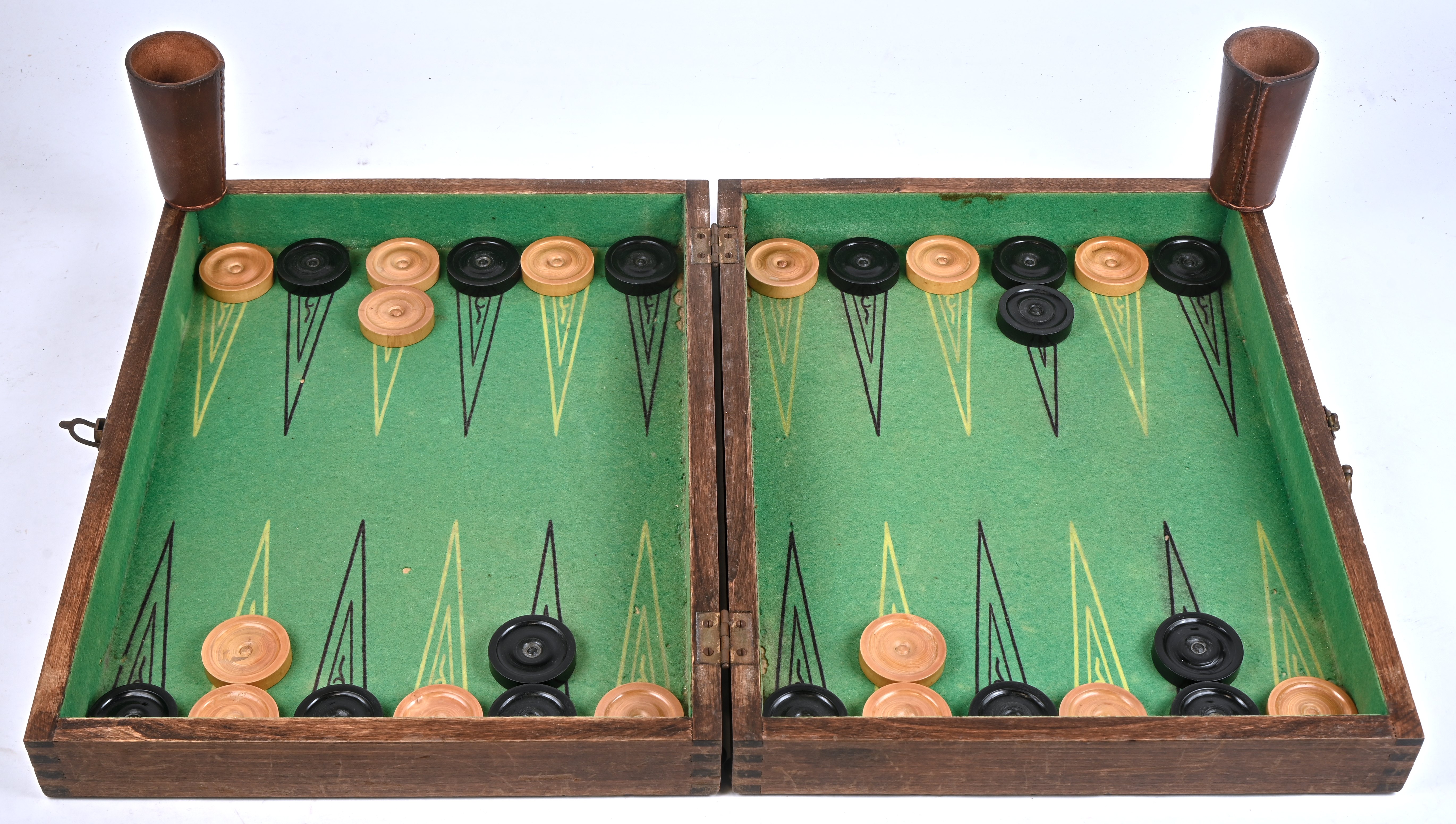 Een oud backgammon-spel, volledig met stukken Een oud backgammon-spel, volledig met stukken.